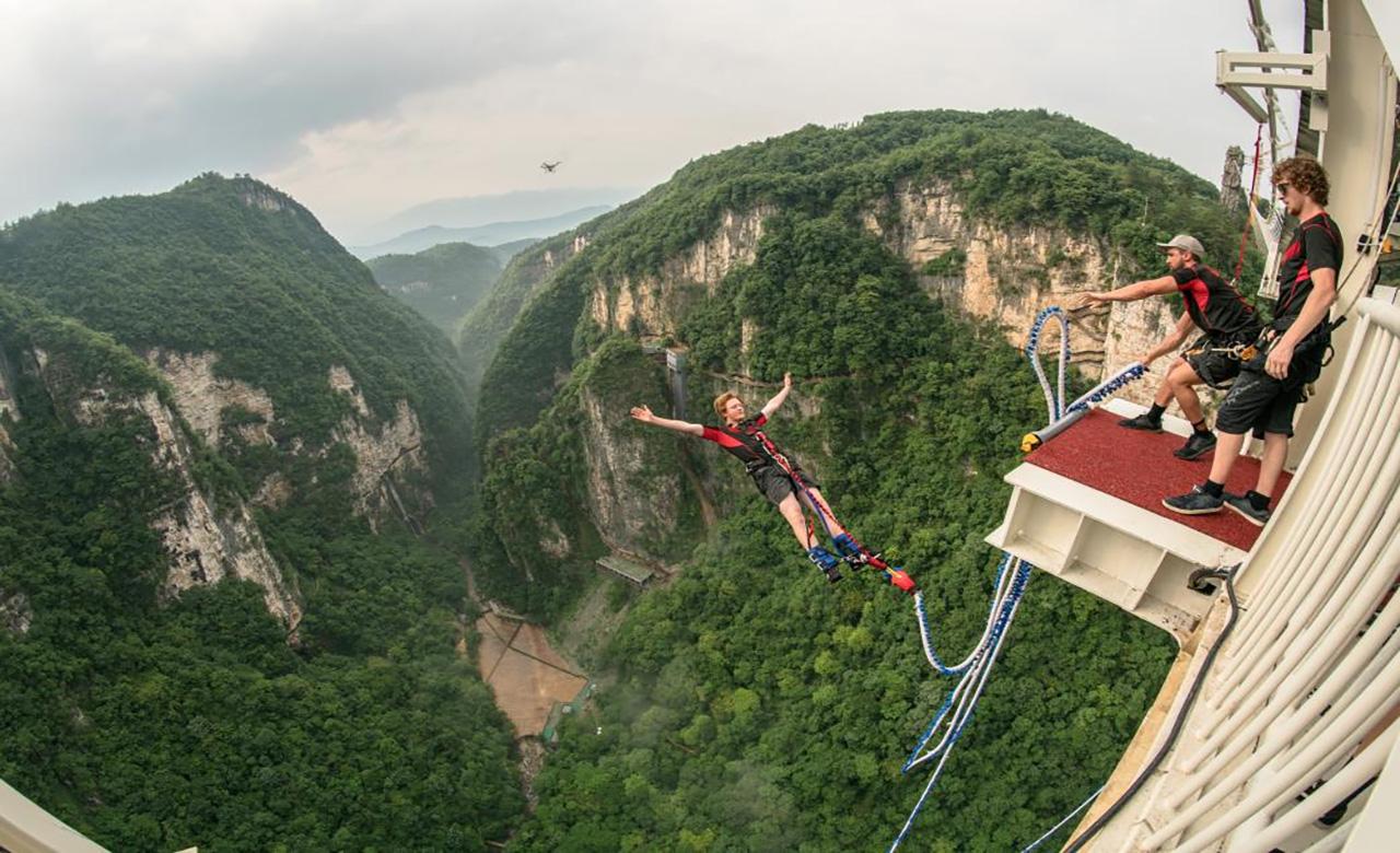 Zhangjiajie 1–2 Day Group Tour: Avatar Mountains, Glass Bridge & Tianmen