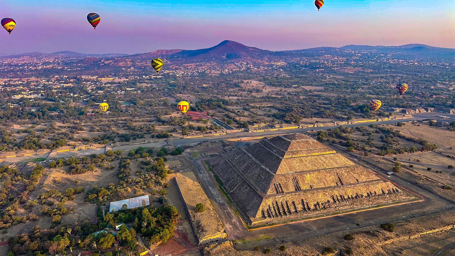 Teotihuacan Sunrise Hot Air Balloon Flight & Cultural Tour
