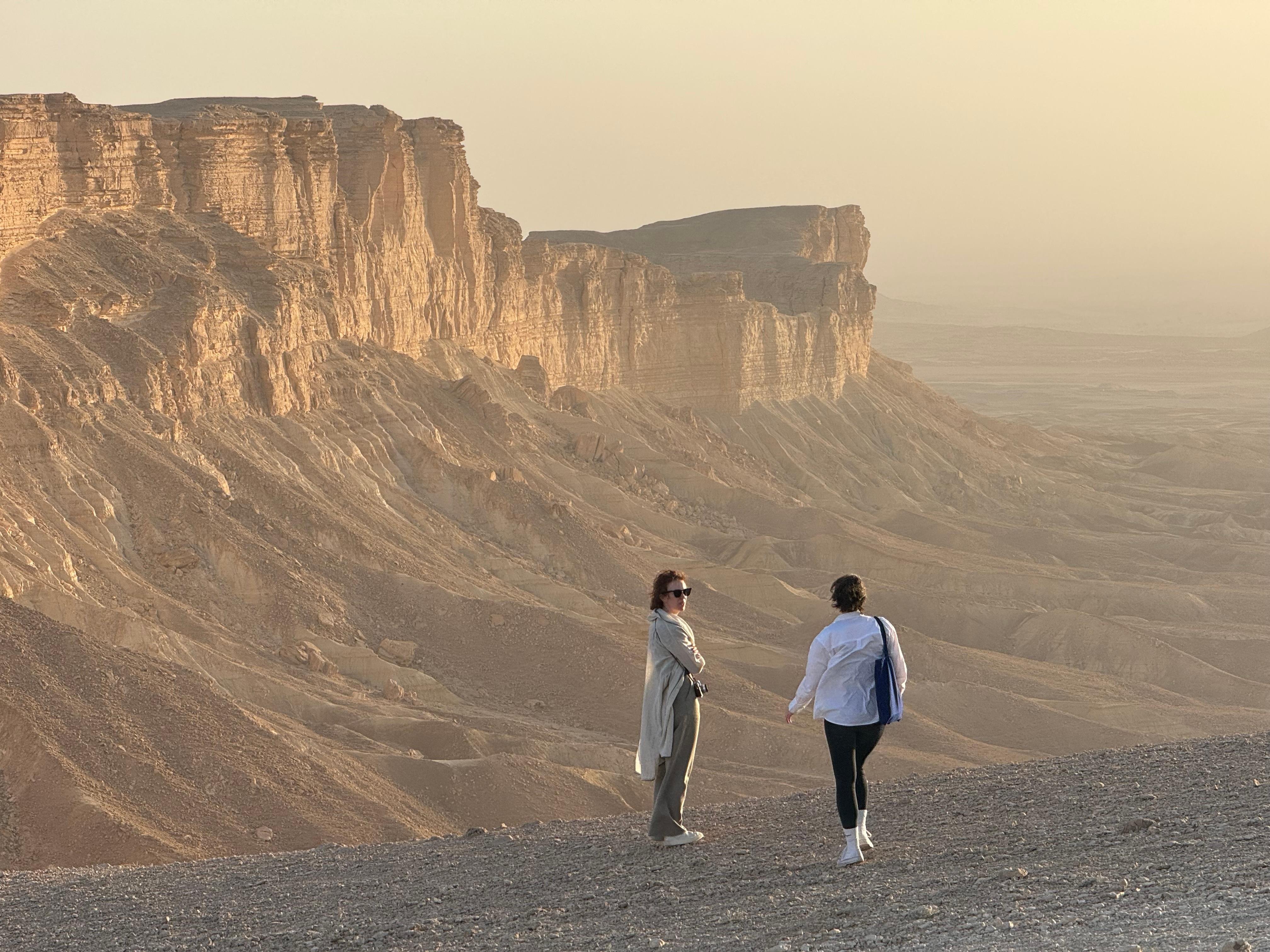 Riyadh Desert Expedition: Edge of the World, Camels & Stargazing