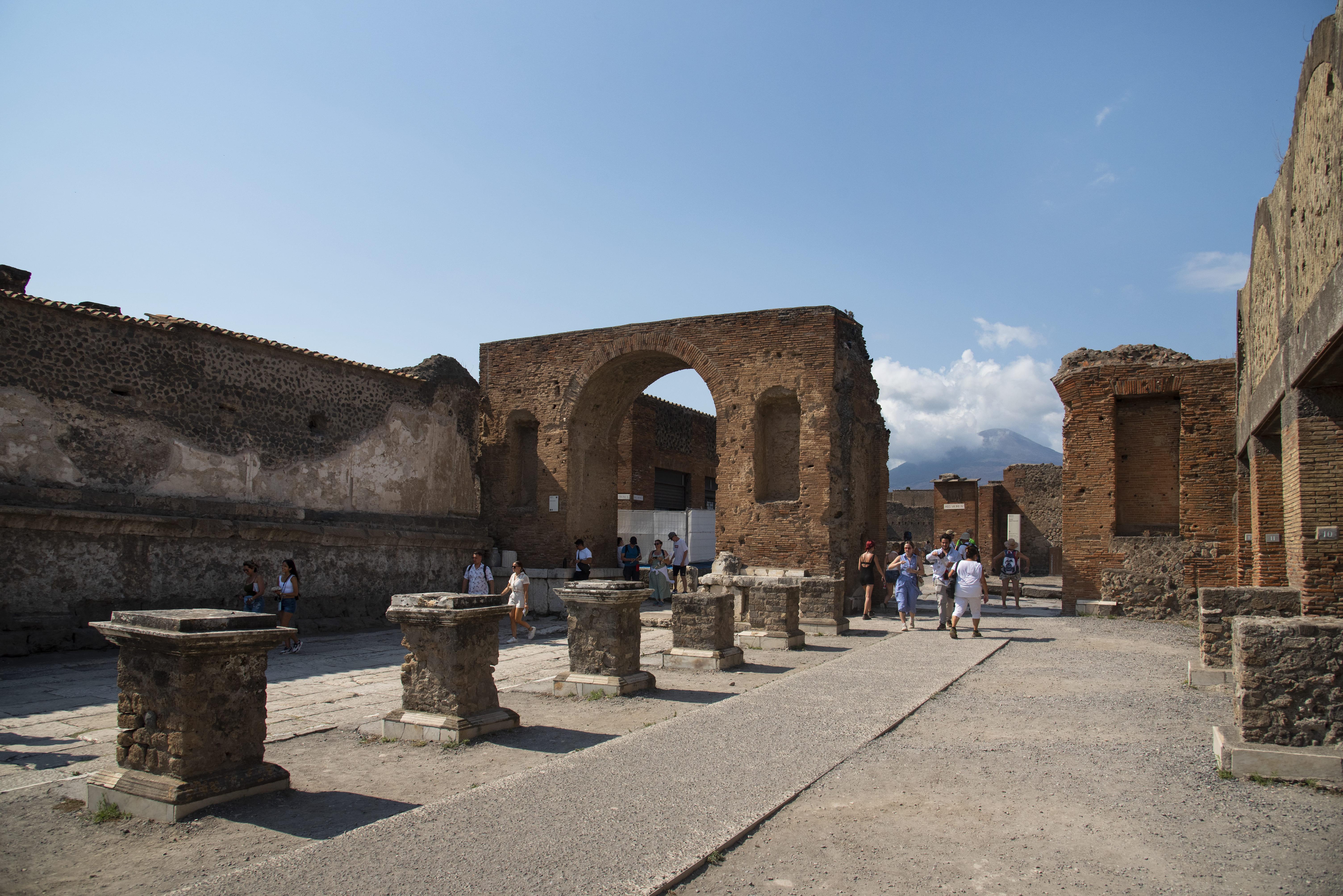 Naples: Pompeii & Mount Vesuvius Guided Day Trip