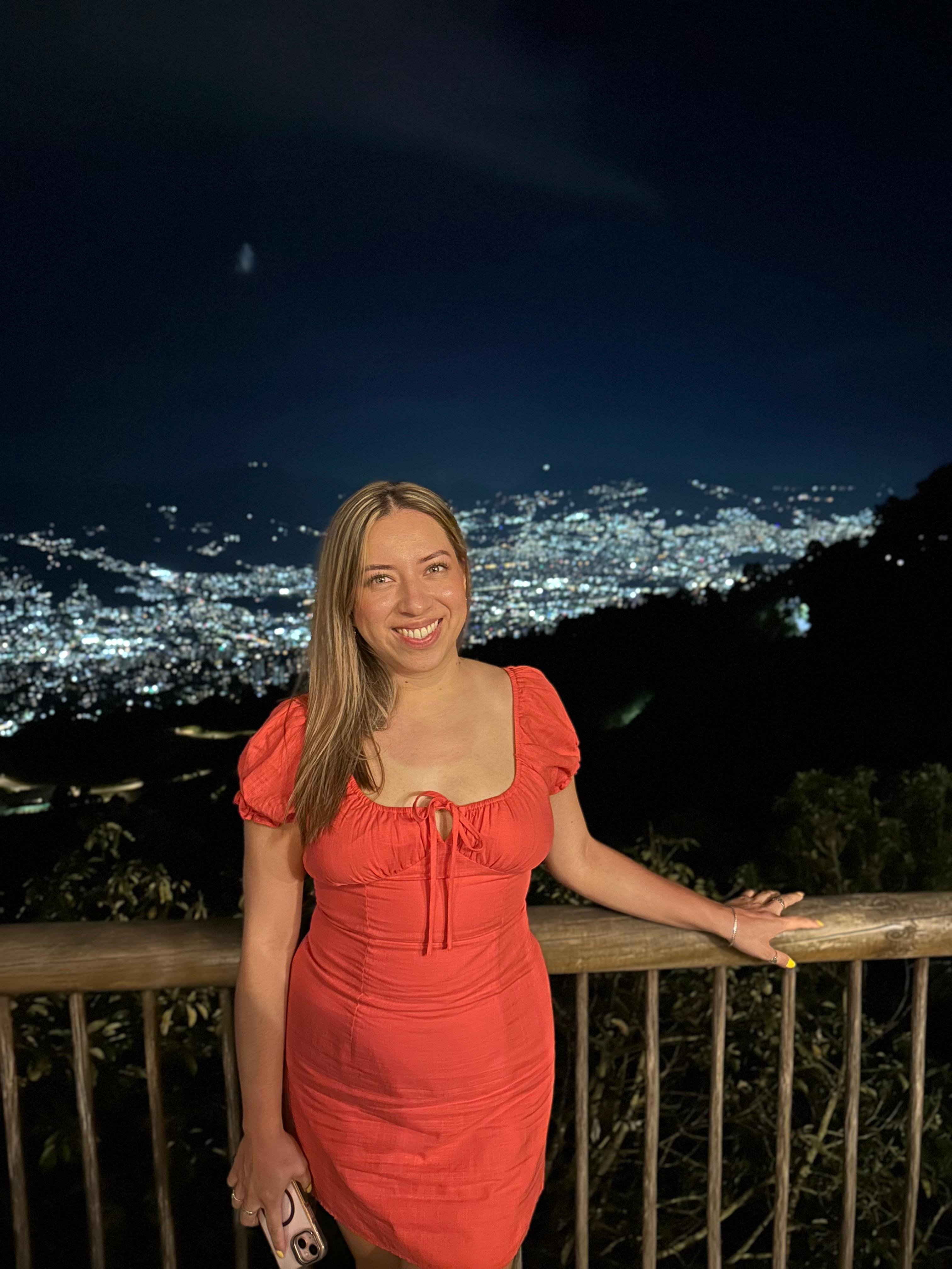 Medellín Airport Transfer with Scenic Viewpoint & Snacks