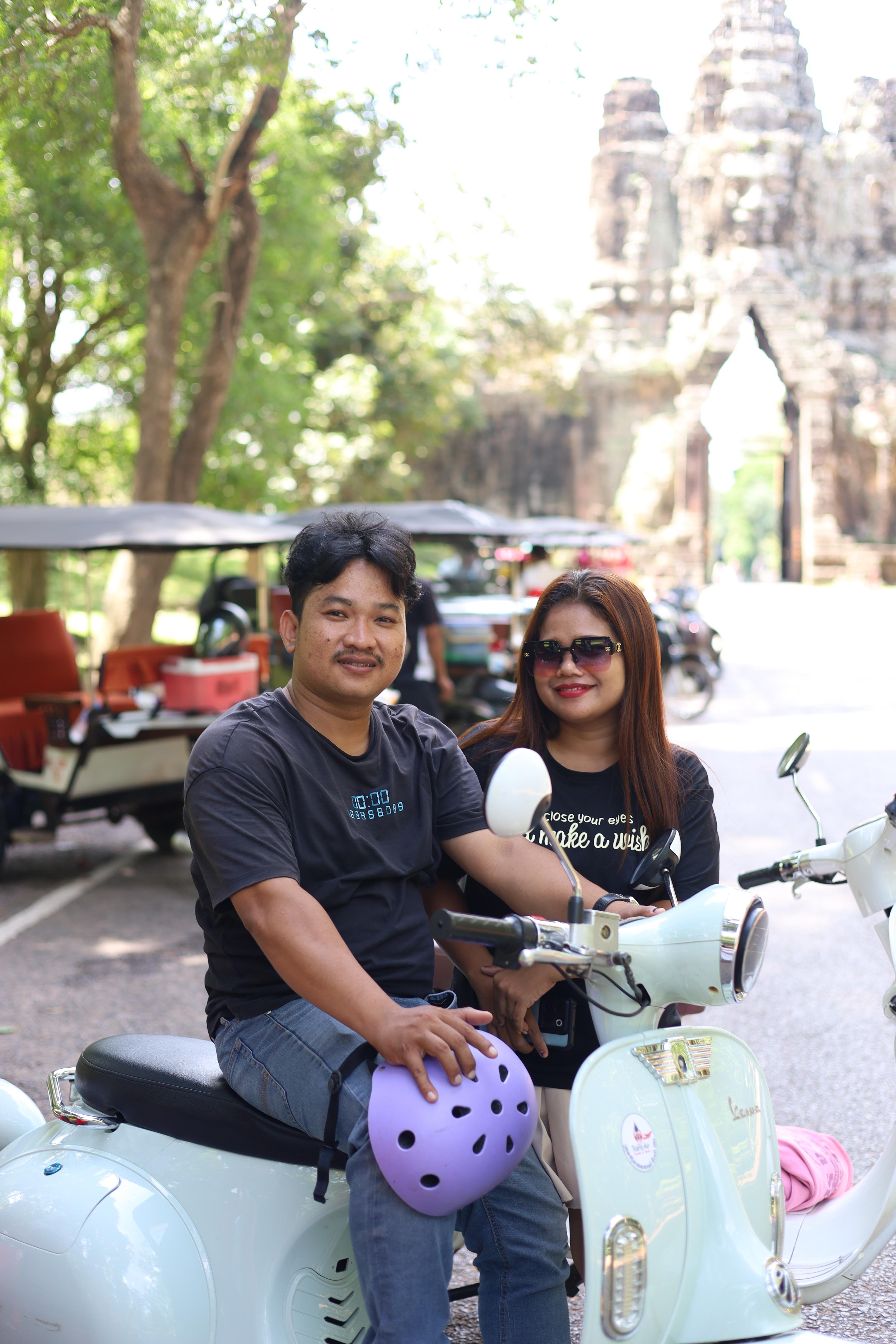 Siem Reap: Angkor Wat Sunrise E-Scooter & E-Bike Tour
