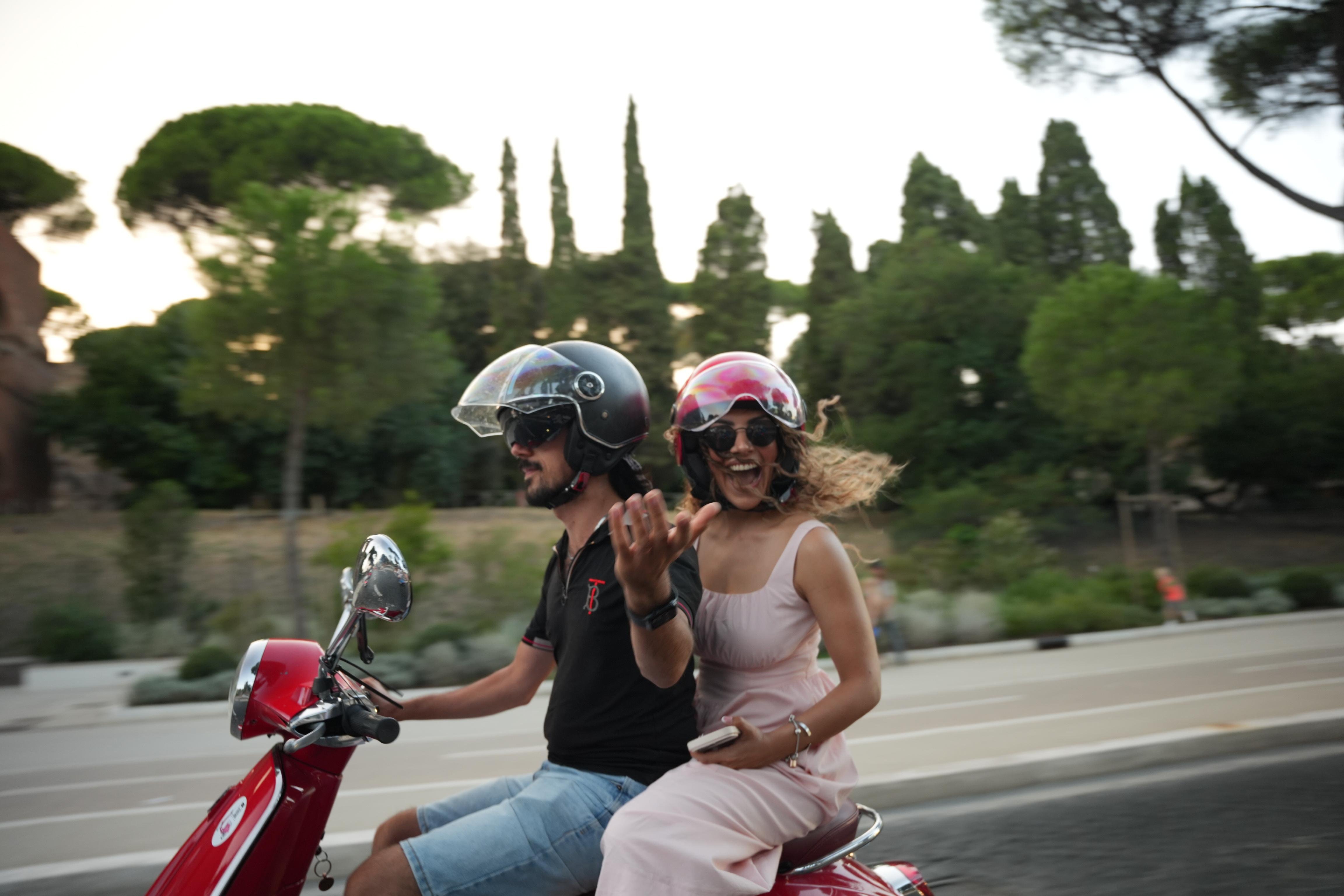 Rome vespa photo tour photoshoot passenger city backdrops — image 48