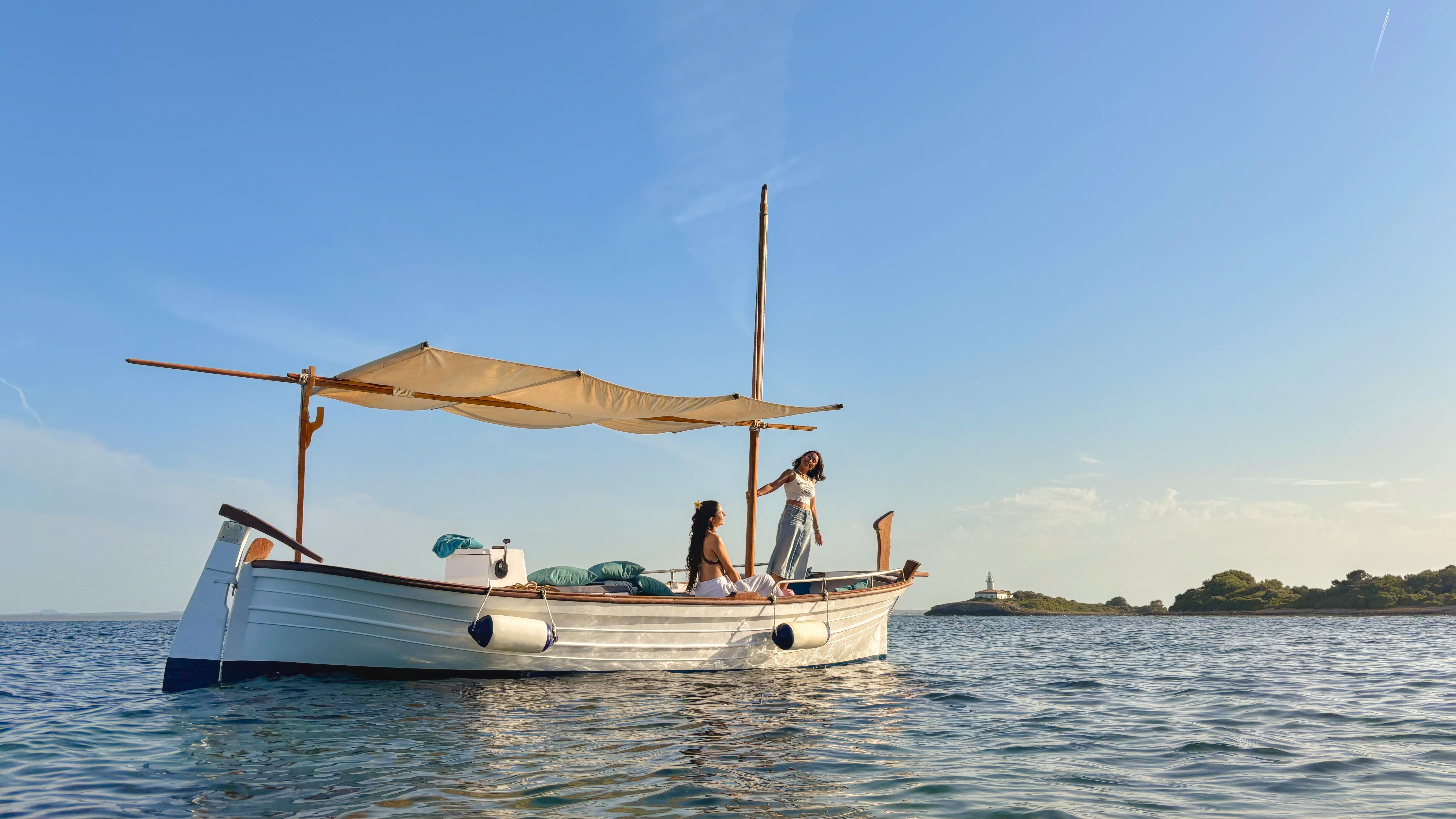 Private Boat Tour to Alcanada Lighthouse with Tapas & Wine