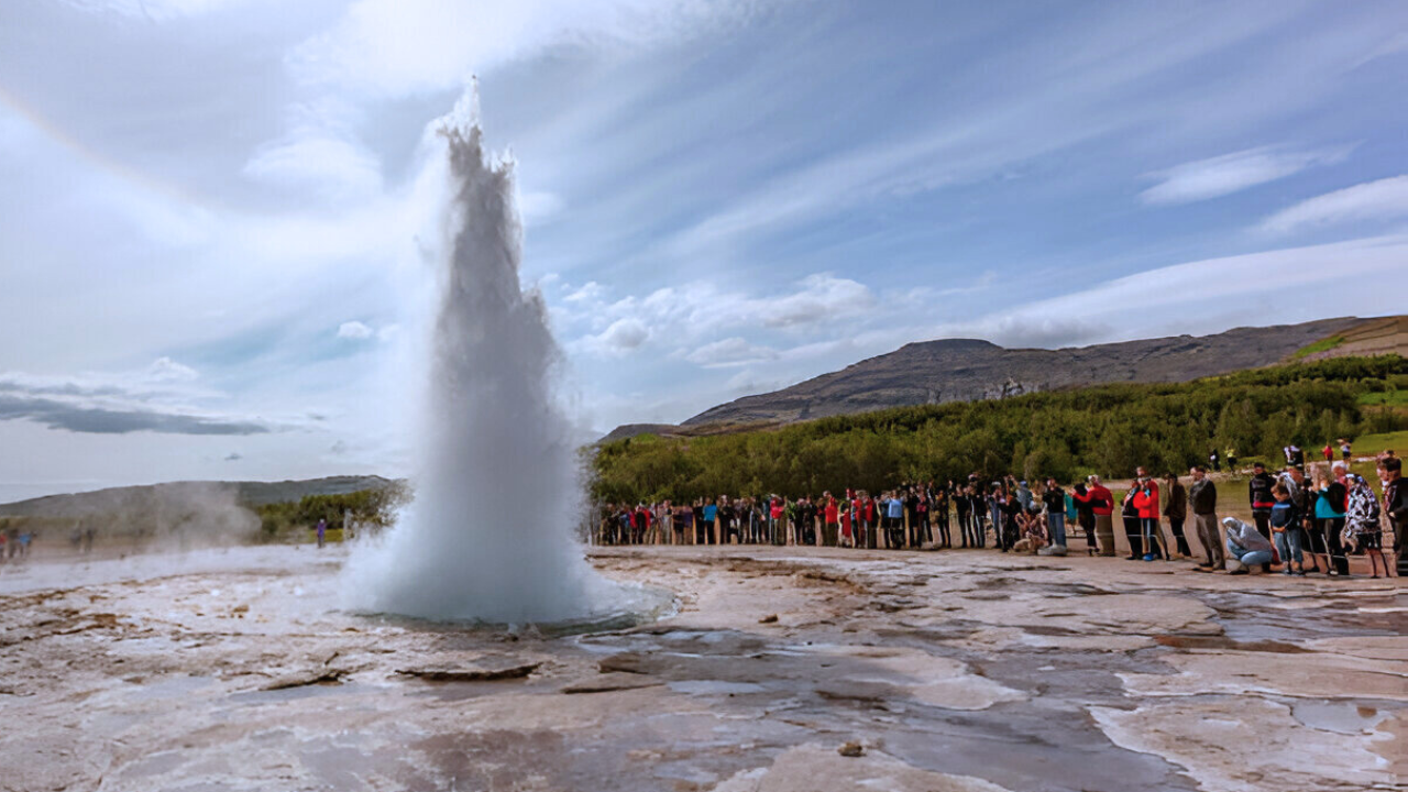Private Golden Circle Tour: Keflavik Airport to Reykjavik