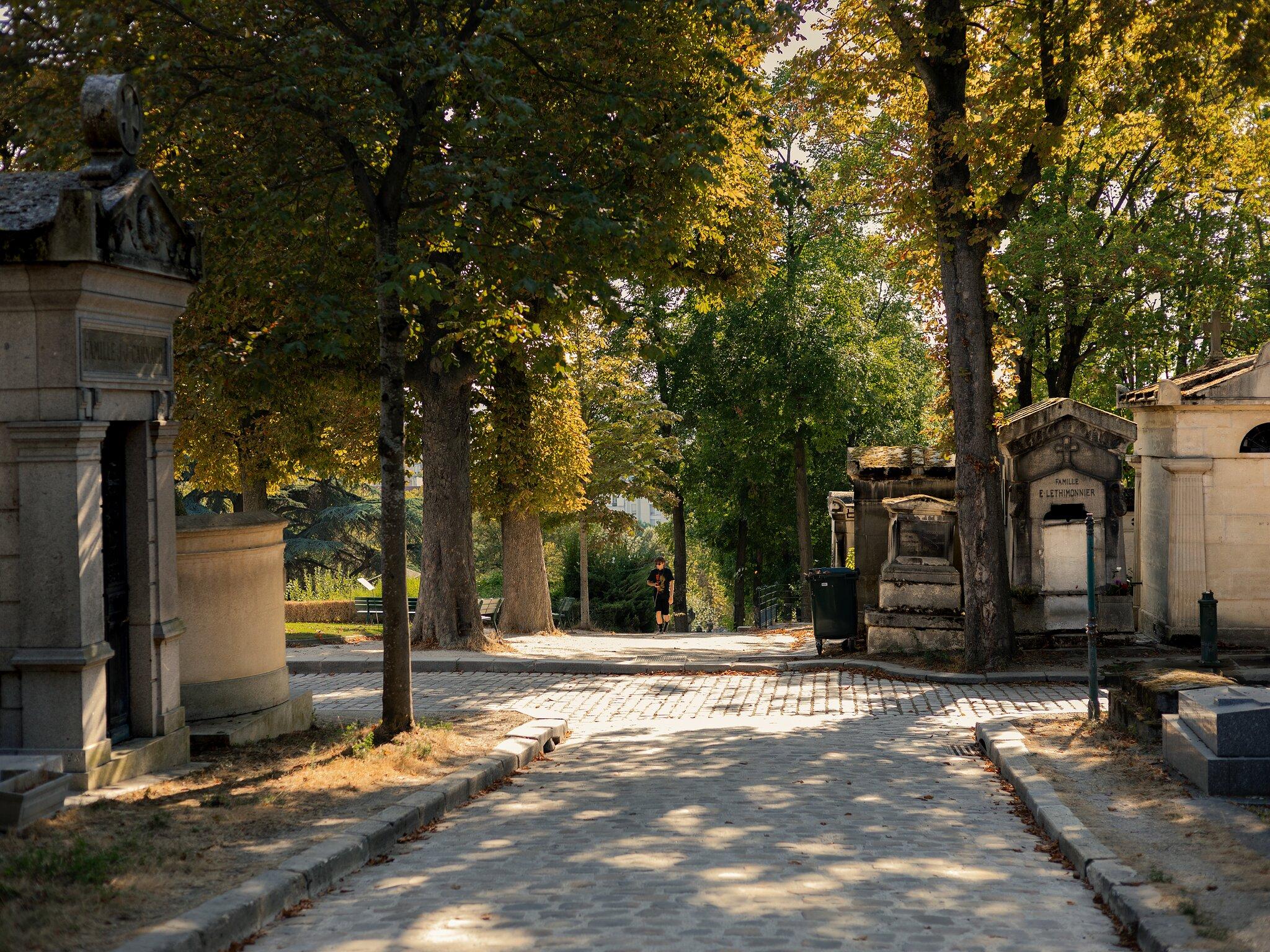 Paris: Père Lachaise Cemetery Famous Graves & Legends Tour