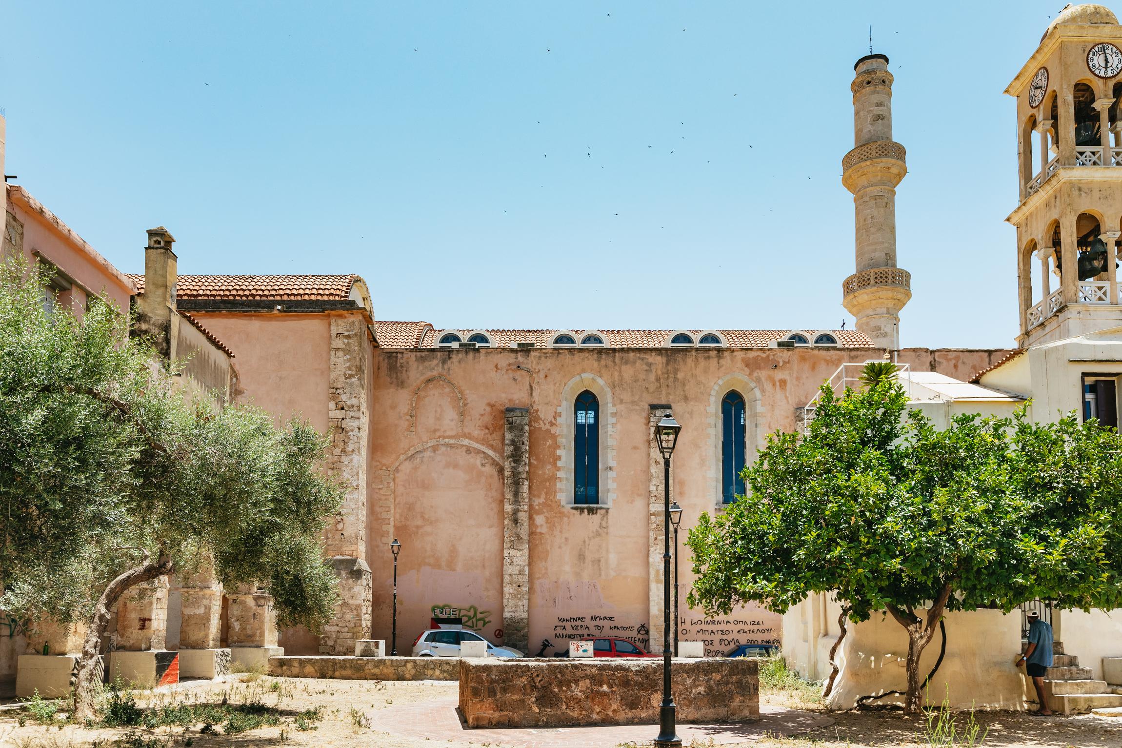 Chania Old Town guided tour Crete — Venetian harbour, Egyptian lighthouse, Municipal Market, Stivanadika lane — image 1