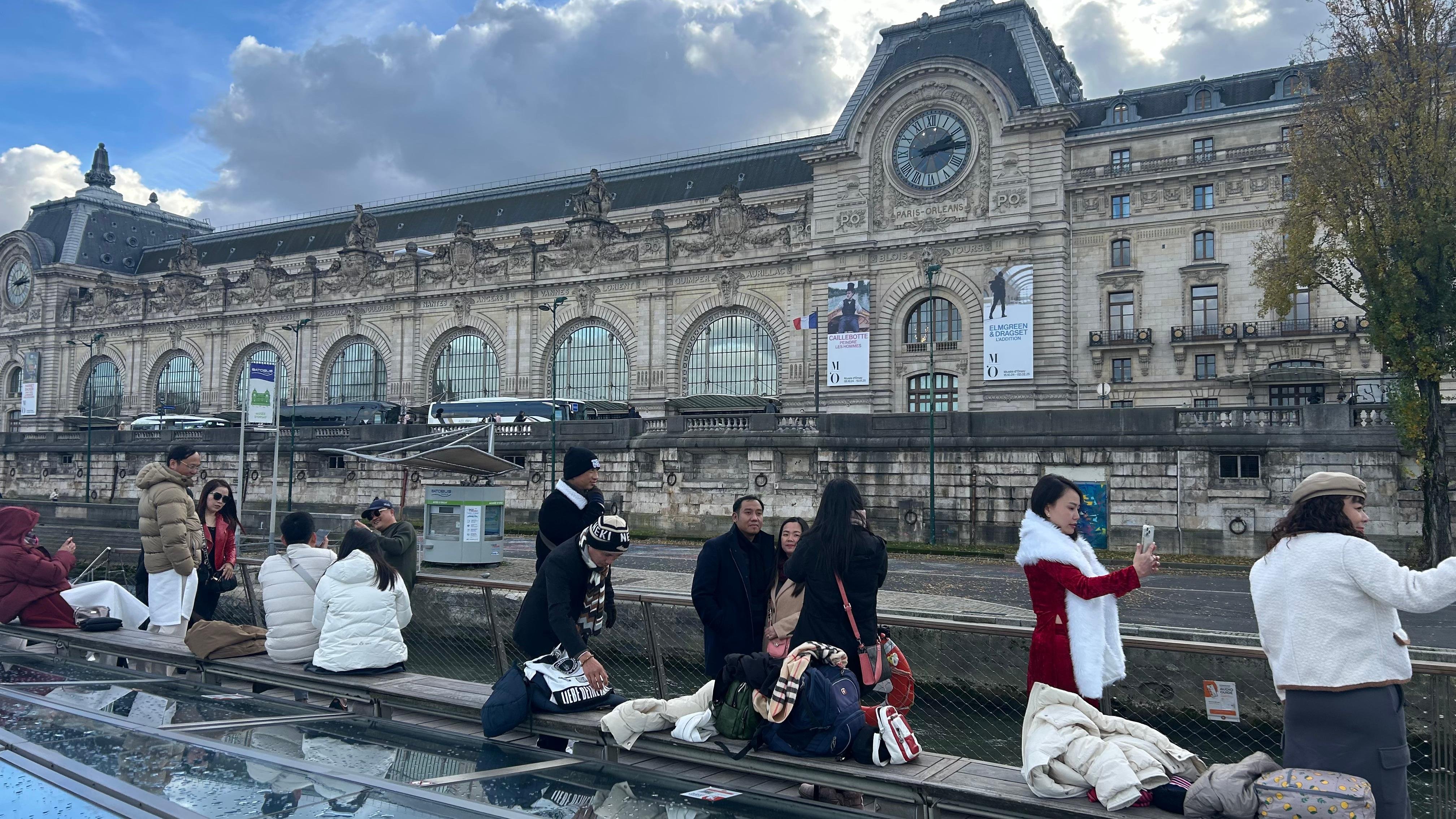 Paris: 1-Hour Seine River Sightseeing Cruise from the Eiffel Tower