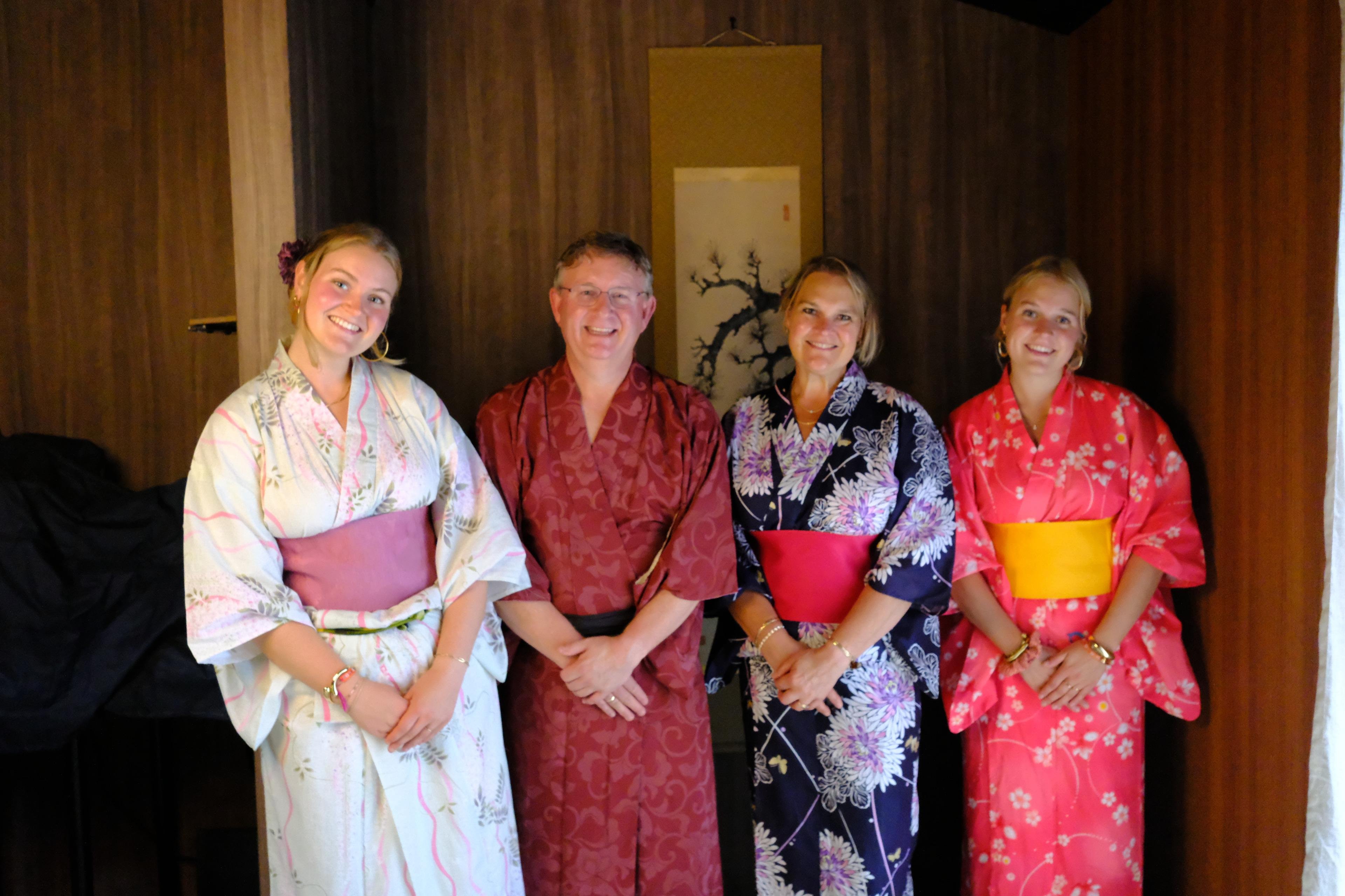 Privat upplevelse i Machiya i Kyoto: Tebjudning, kalligrafi & kimono