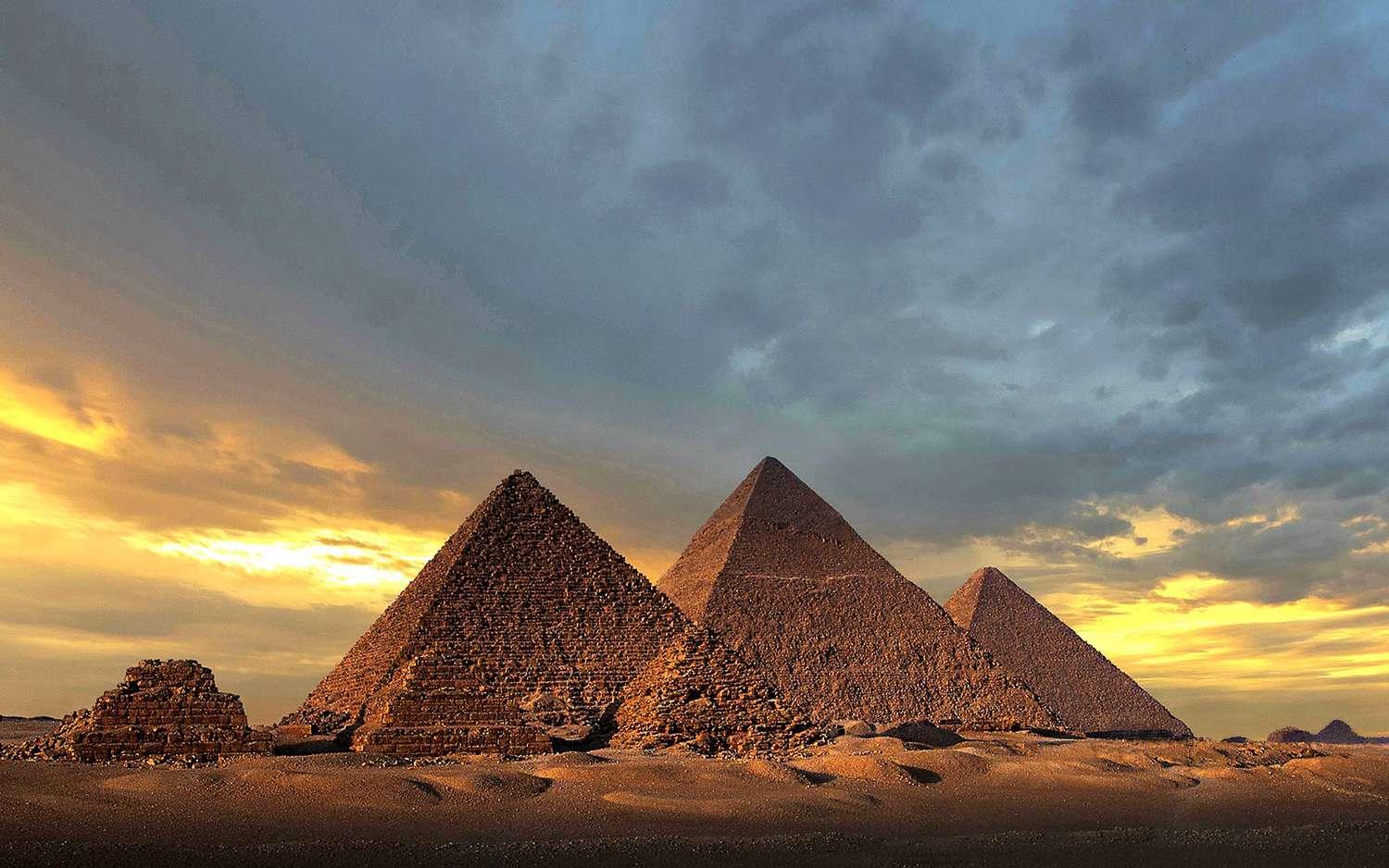 Cairo: Pyramids, Sakkara & Memphis Full-Day Expedition