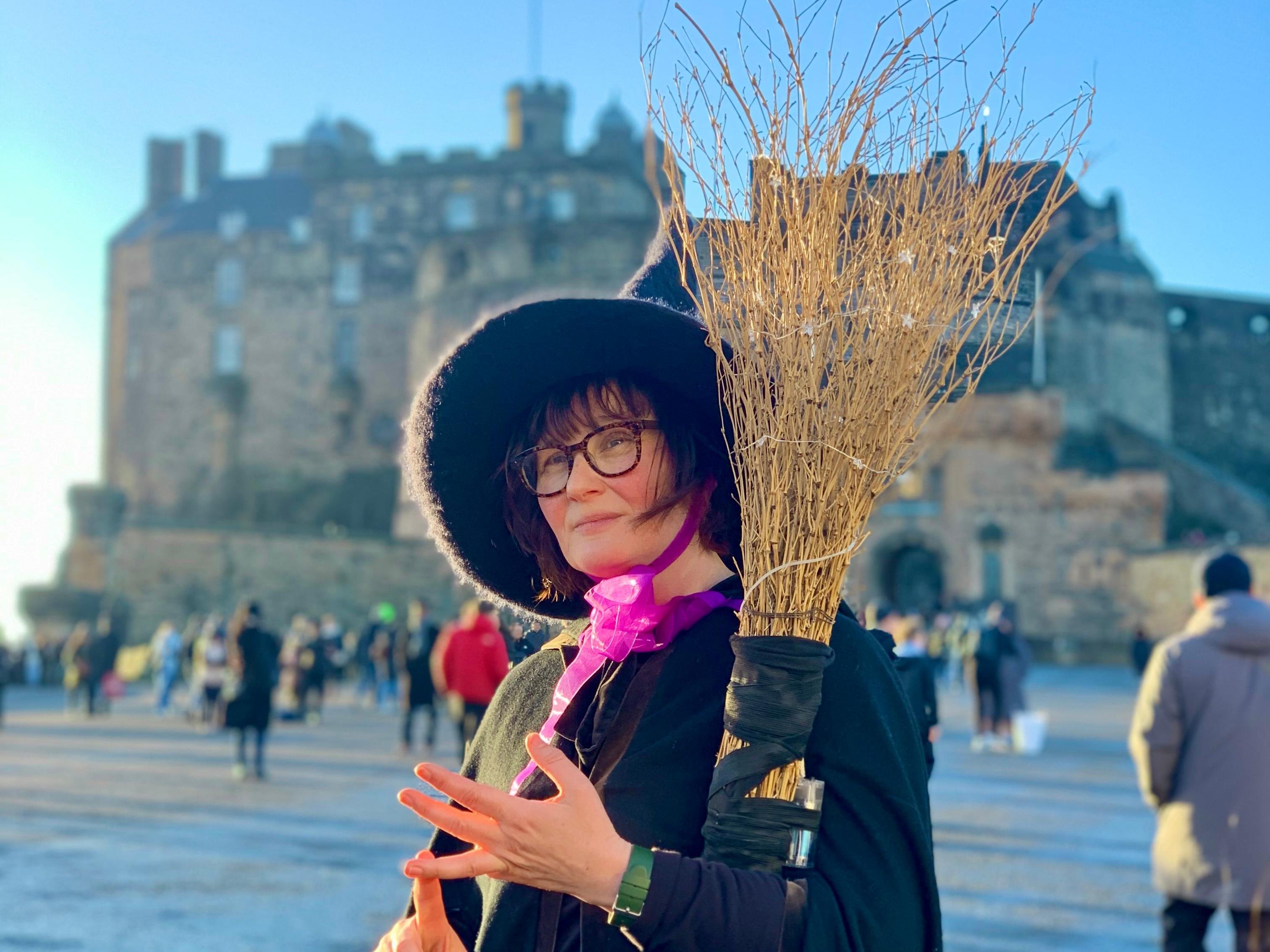 Edinburgh: Witches & Haunted History Walking Tour