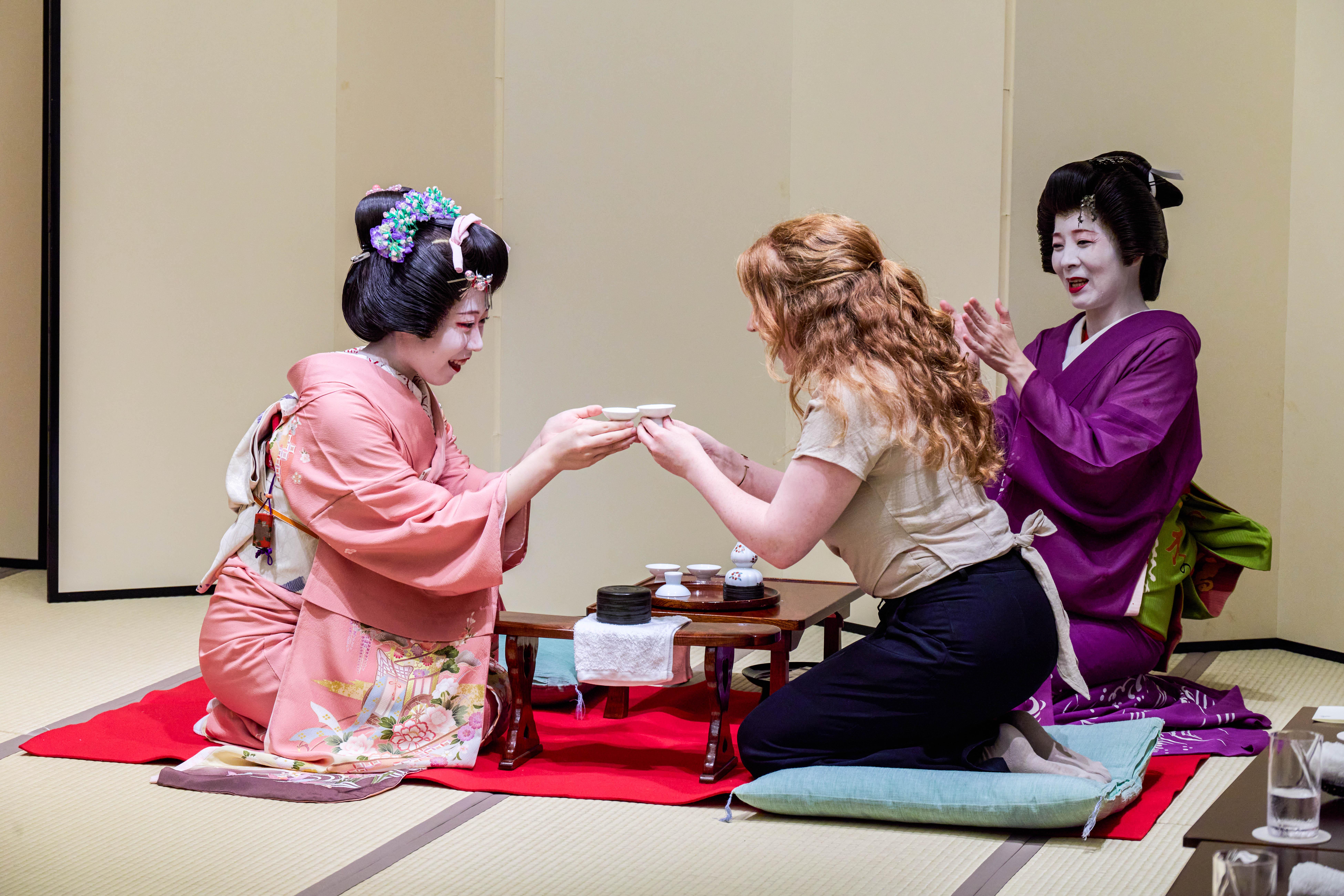 Asakusa Geisha Experience with Dance, Game & Tea Ceremony