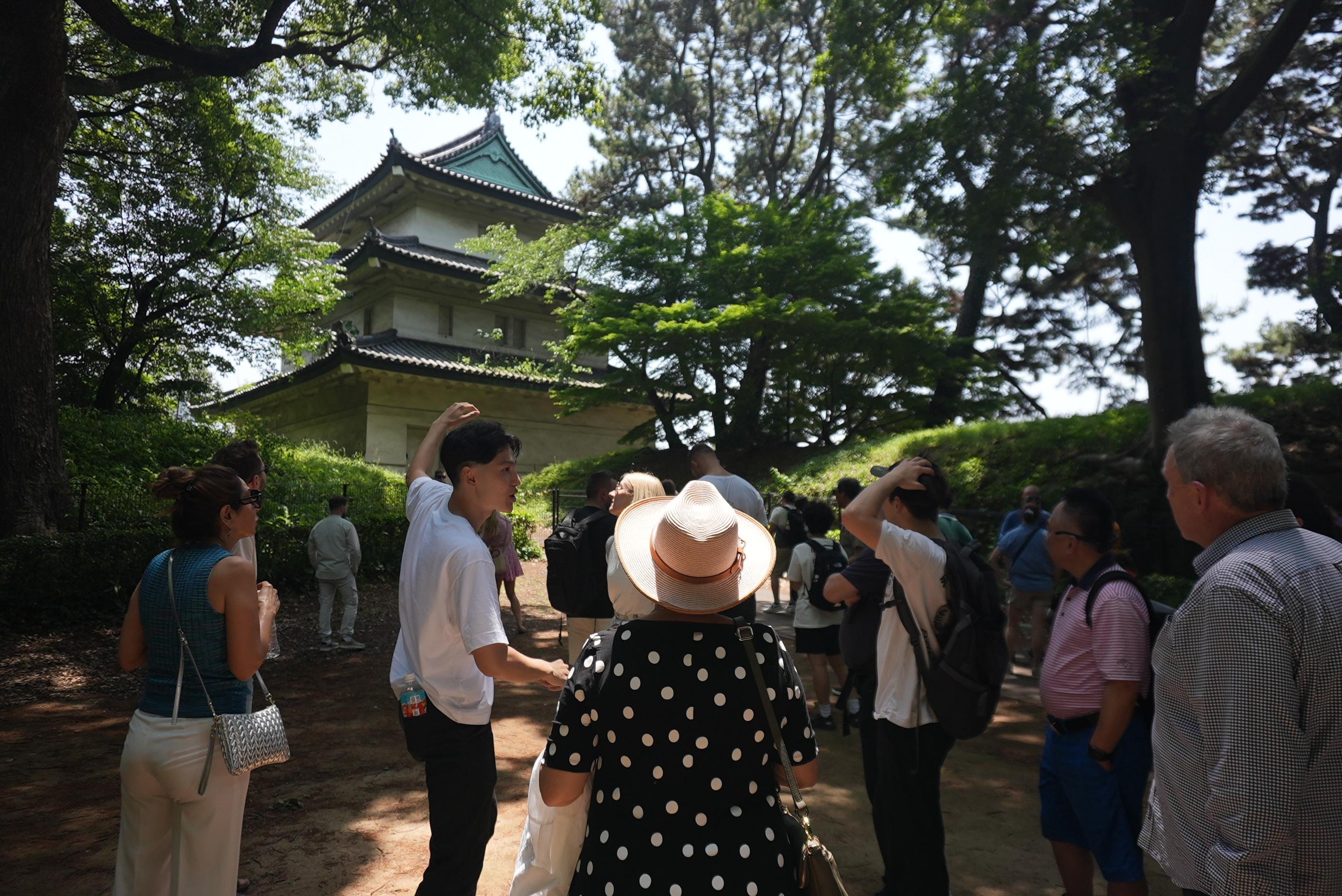 Tokyo Imperial Palace & Shogun History Walking Tour