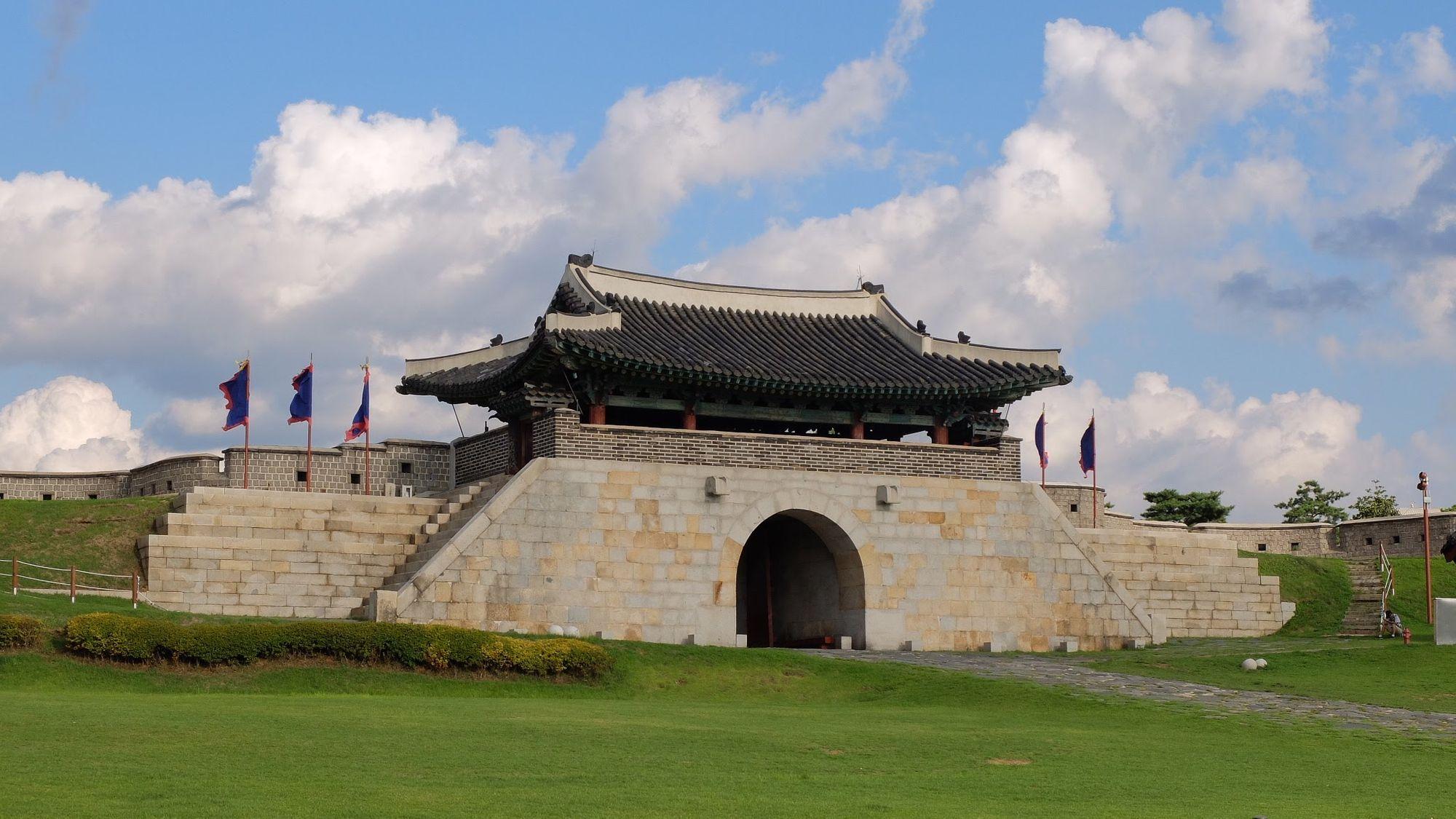 Seoul: Suwon Hwaseong, Starfield Library, Folk Village tour