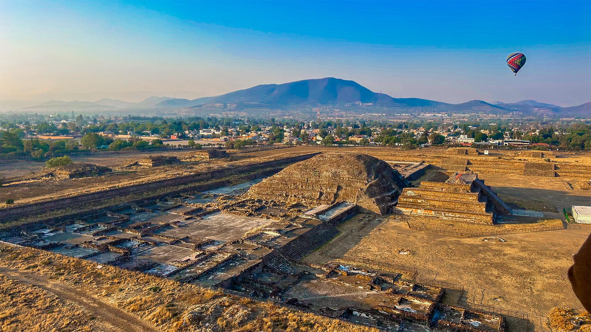 Teotihuacan Sunrise Hot Air Balloon Flight with Breakfast