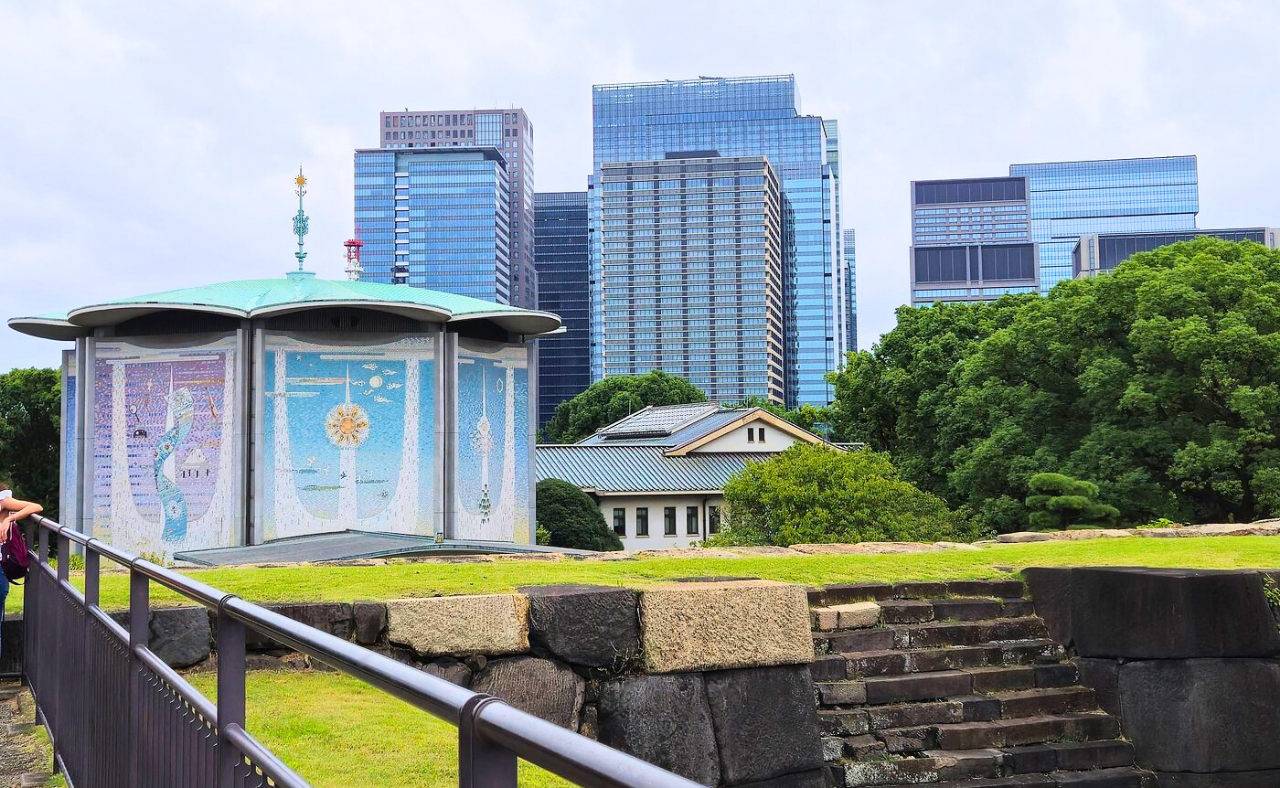 Tokyo Imperial Palace tour — Ōtemon Gate, Ninomaru Garden and castle moat — image 4