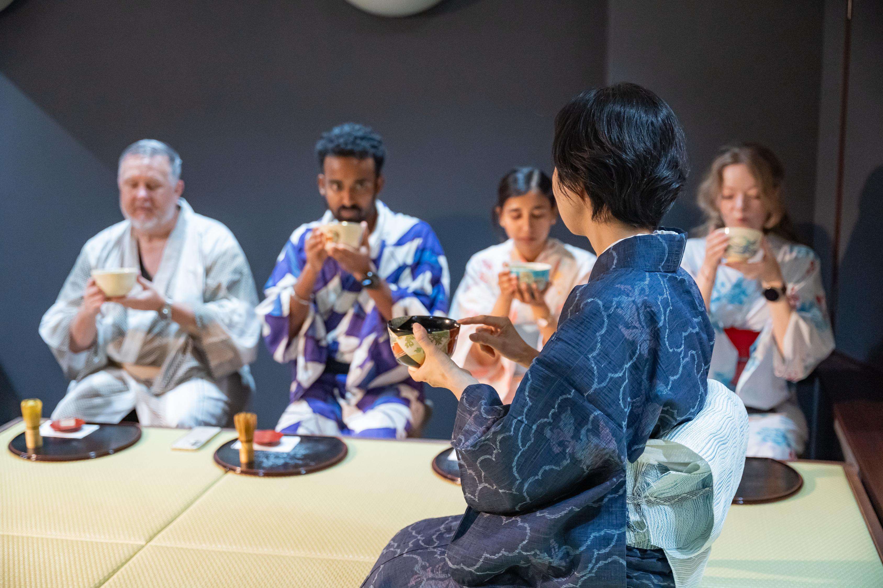 Traditionell teceremoni i Gion med matcha & lokala sötsaker