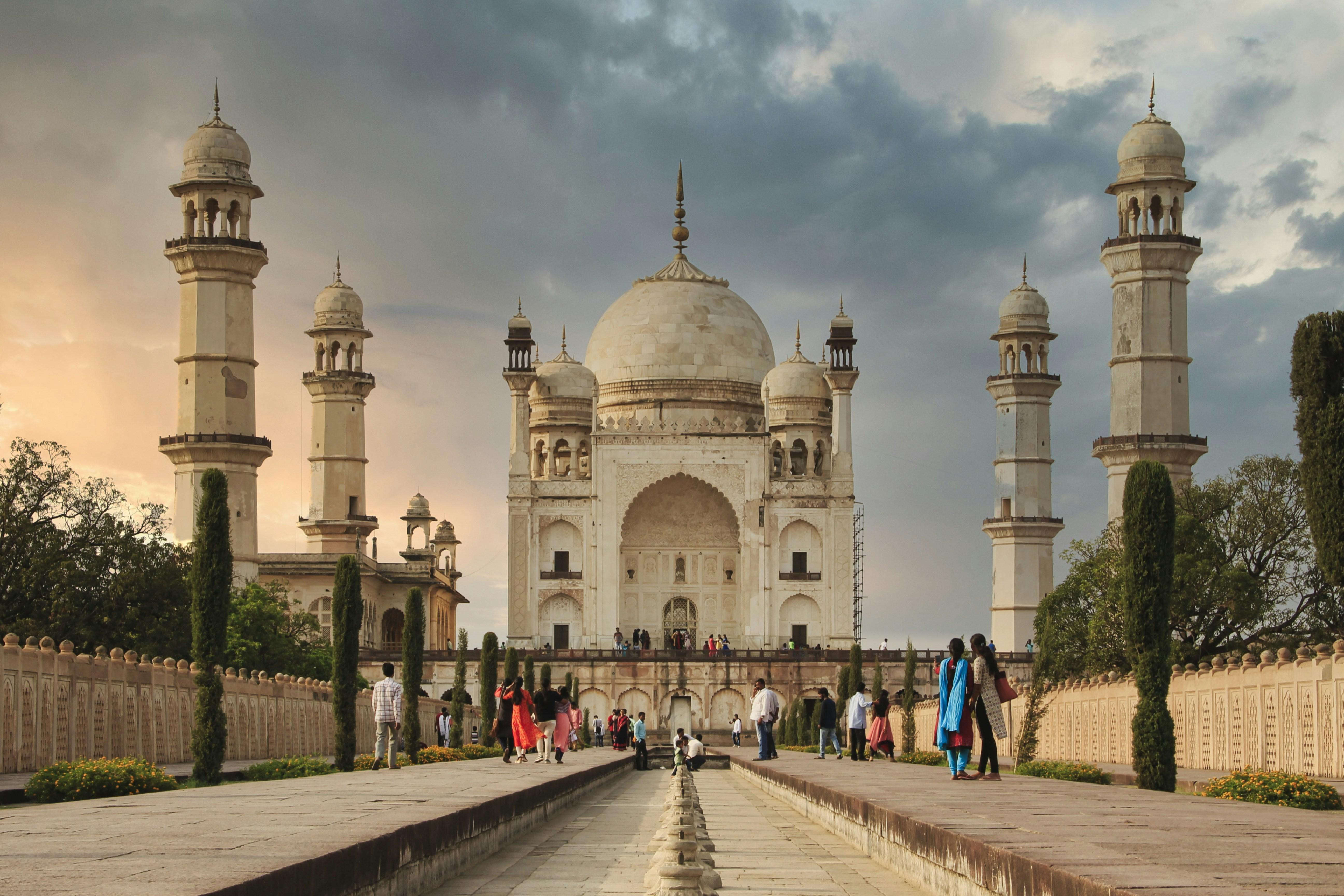 Private 2-Day Ajanta and Ellora Caves Taxi Tour from Aurangabad