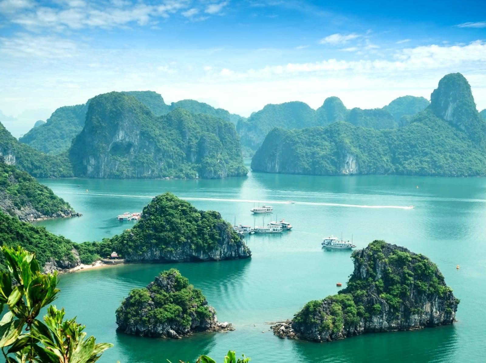 Luxury Ha Long Bay Day Cruise with Buffet & Kayaking