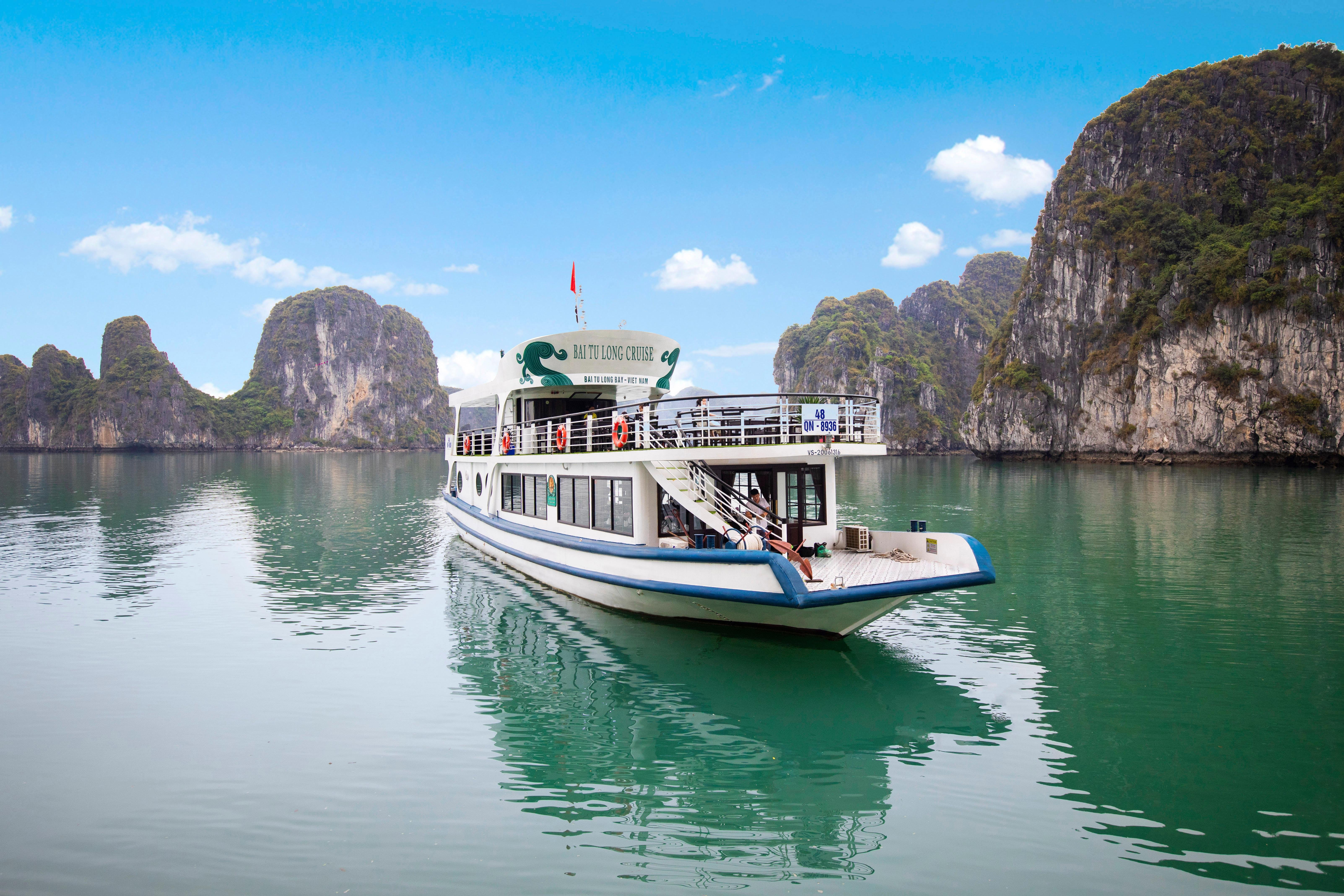 Hanoi: Bai Tu Long Bay Day Cruise with Cave, Kayak & Lunch