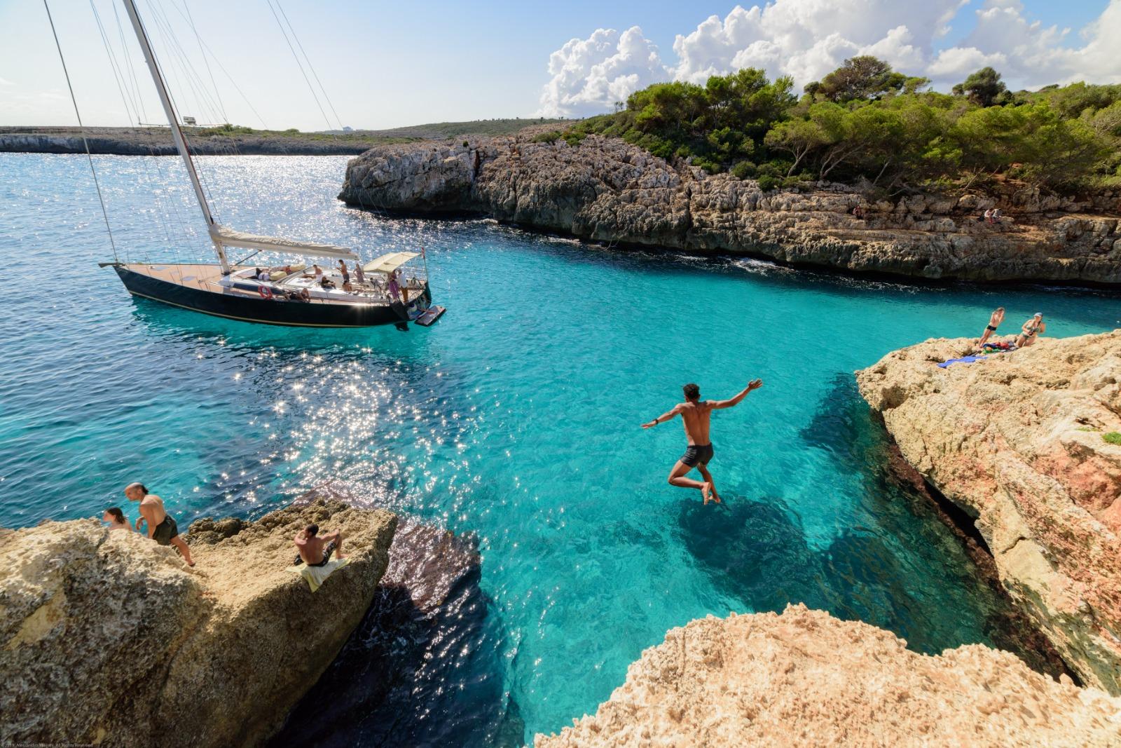 Half-Day Luxury Yacht Sailing in Portocolom