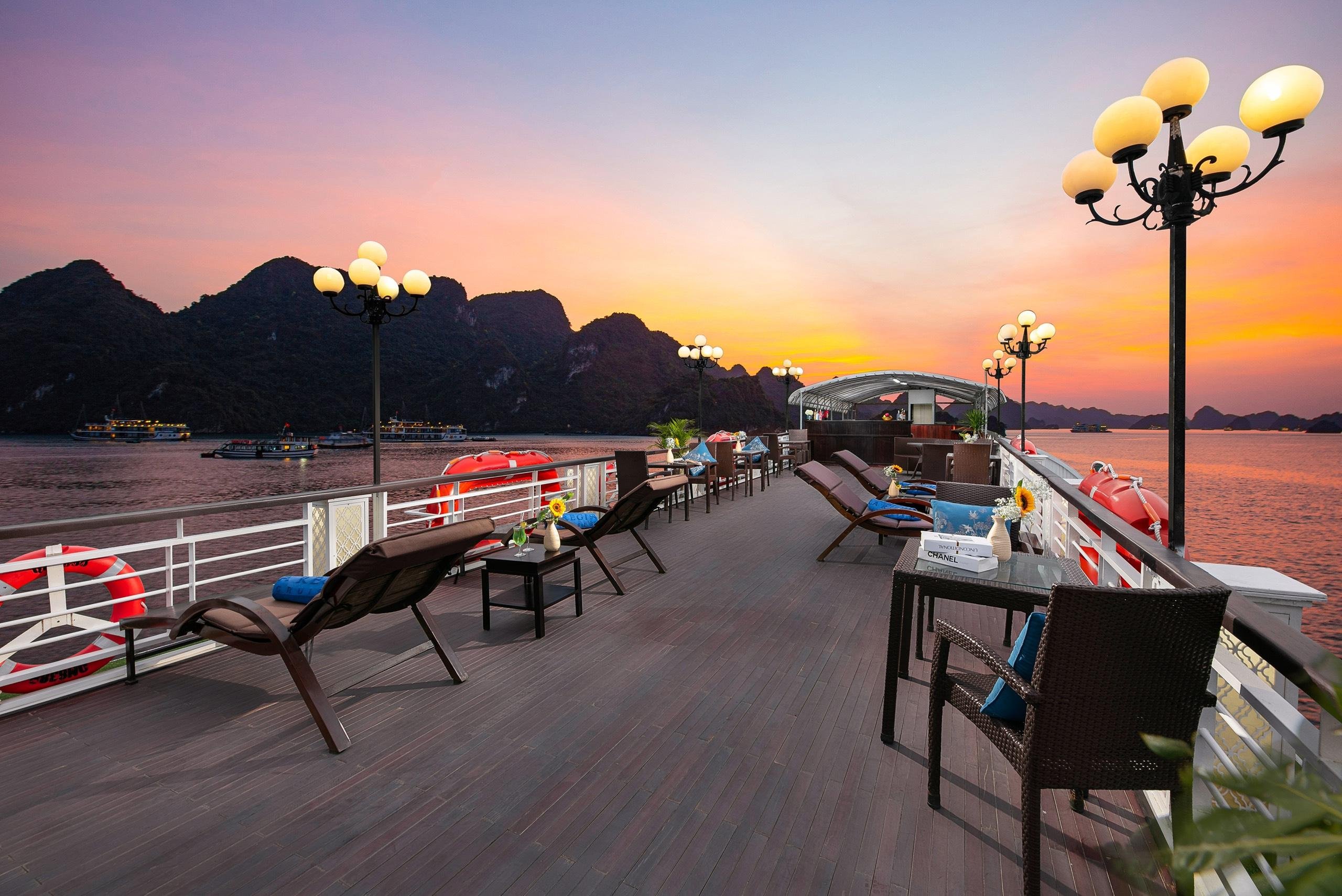 Ha Long & Bai Tu Long Bay 2-Day Overnight Cruise from Hanoi