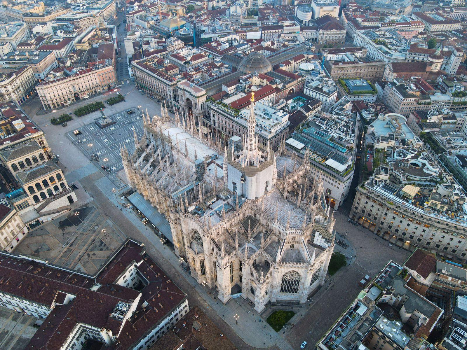 Milan Highlights: Duomo Rooftop, Sforza Castle & Gelato Tour