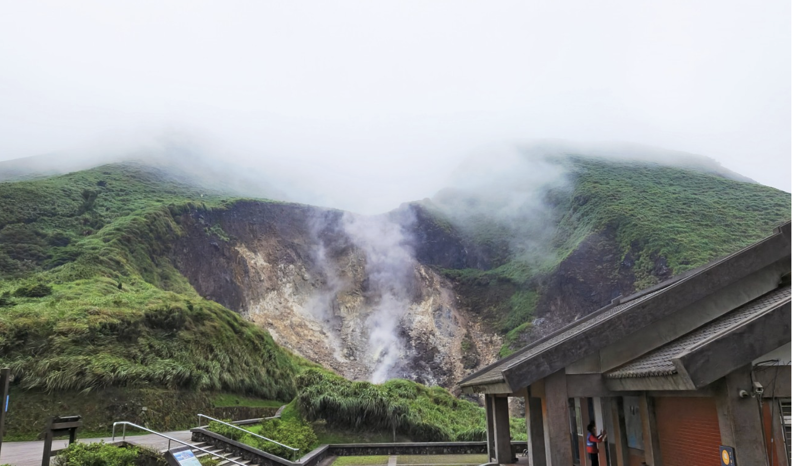 Yangmingshan Volcanic Landscape & Beitou Hot Springs Experience