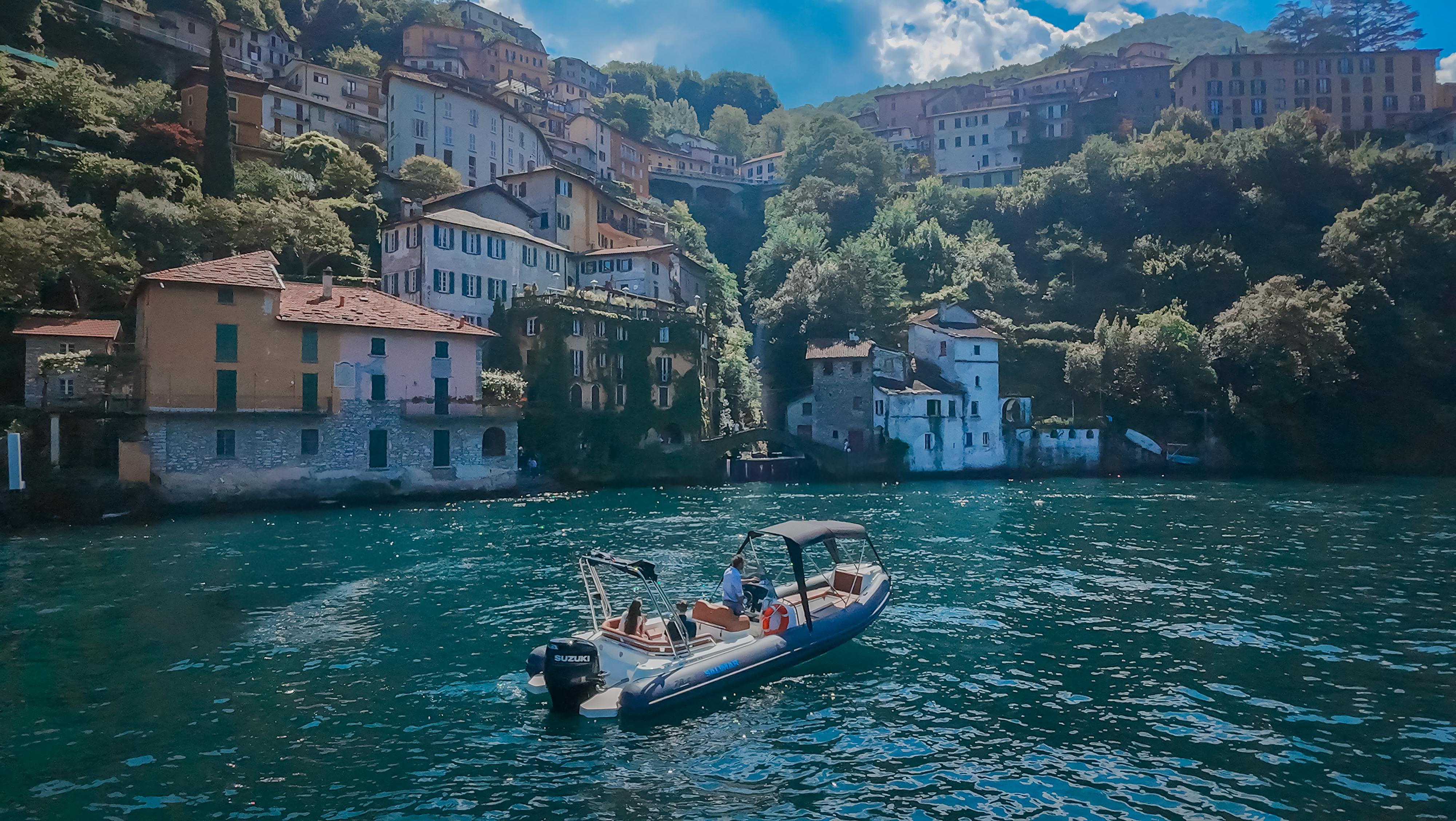 Lake Como boat tour - villa coastline from the water — image 7