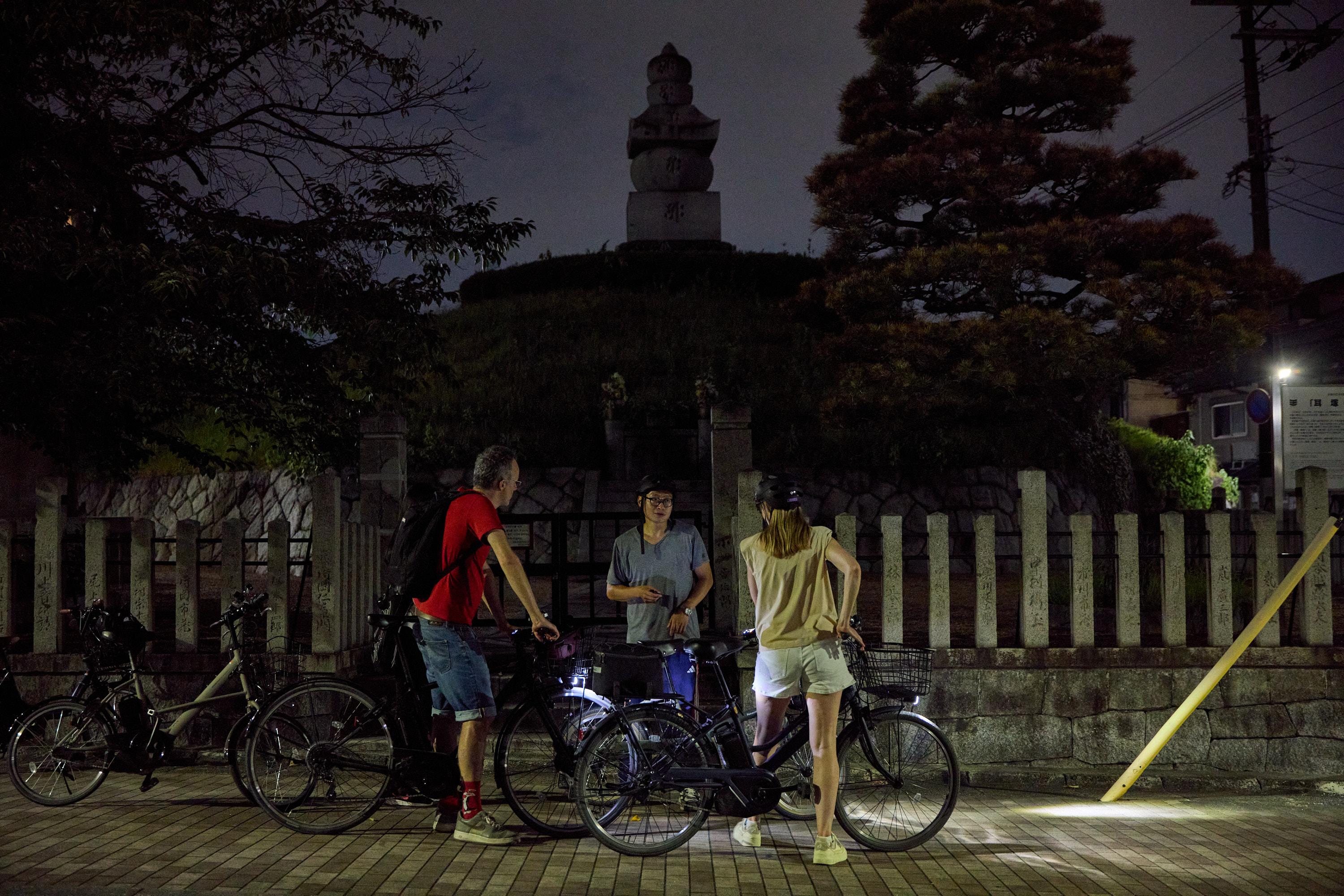 京都イブニングE-bikeツアー：裏路地とライトアップされた寺院