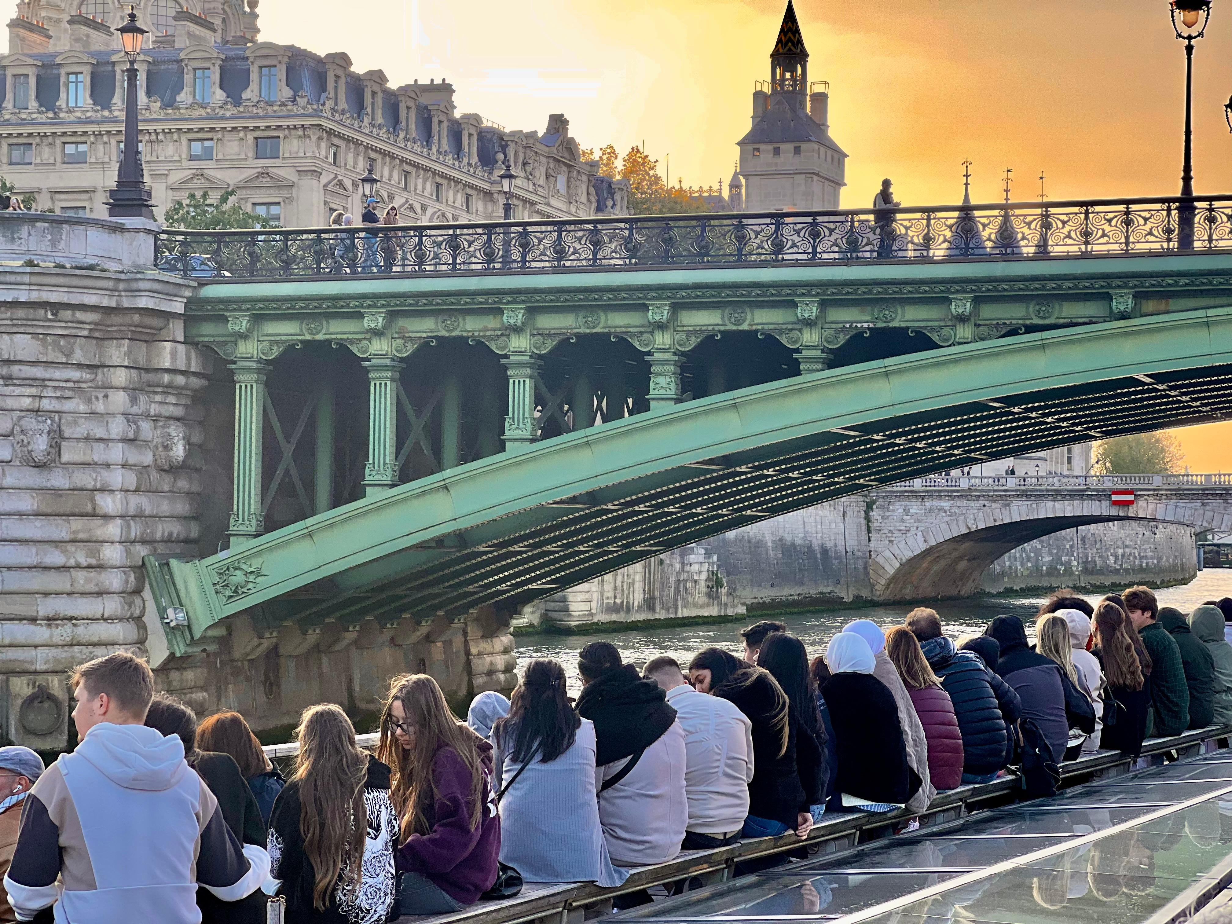 Paris: Eiffel Tower Seine Cruise & Crêpe Tasting