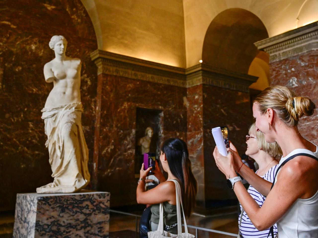 Paris Louvre Museum Skip-the-Line Tour with Art Historian Guide