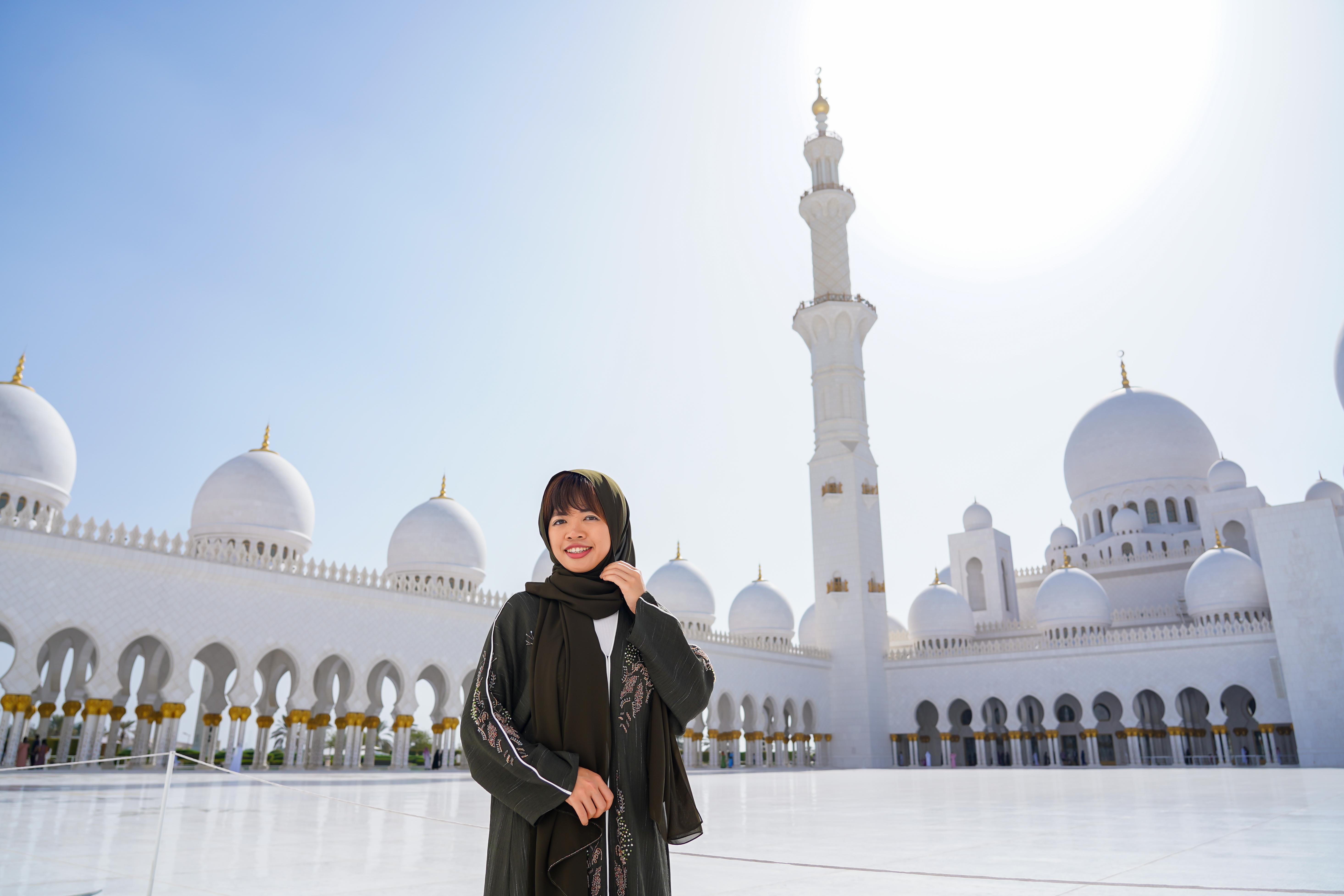 Abu Dhabi Grand Mosque, Presidential Palace & Heritage Village Day Tour from Dubai