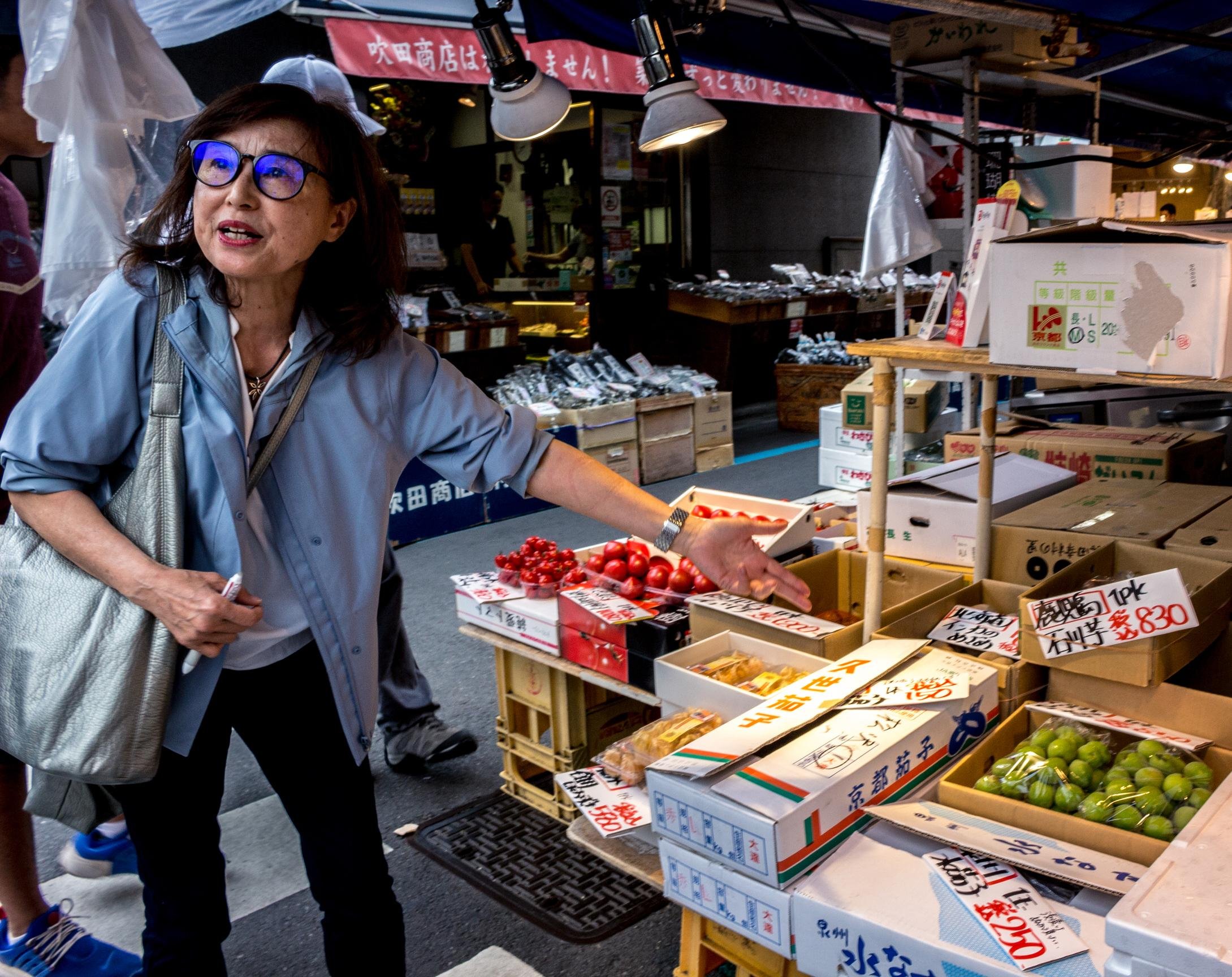 Tsukiji fish market tour — outer market stalls, street food and Tsukiji Hongwanji — image 32
