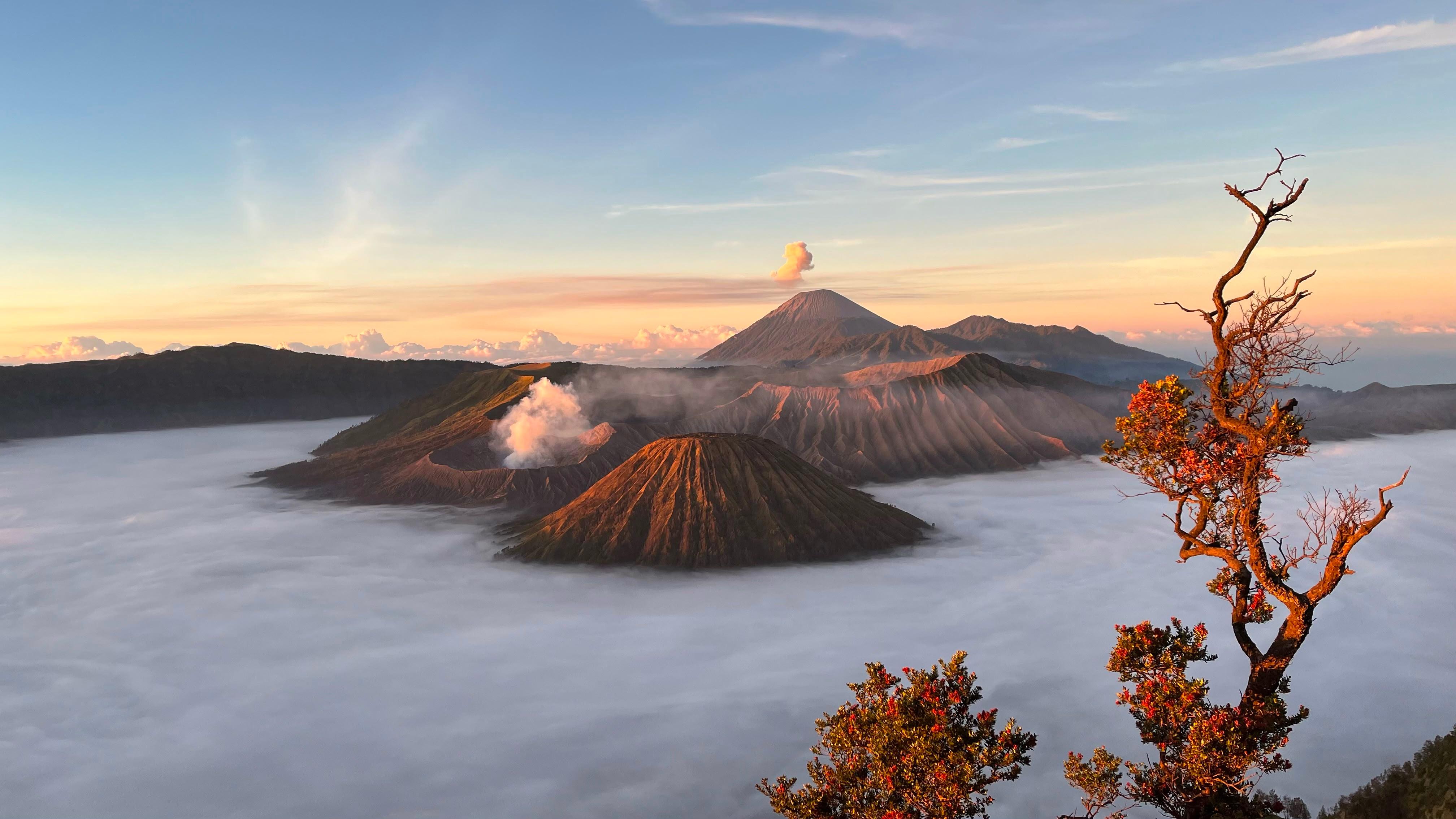 East Java Volcano Adventure: Bromo, Ijen & Tumpak Sewu with Bali Transfer