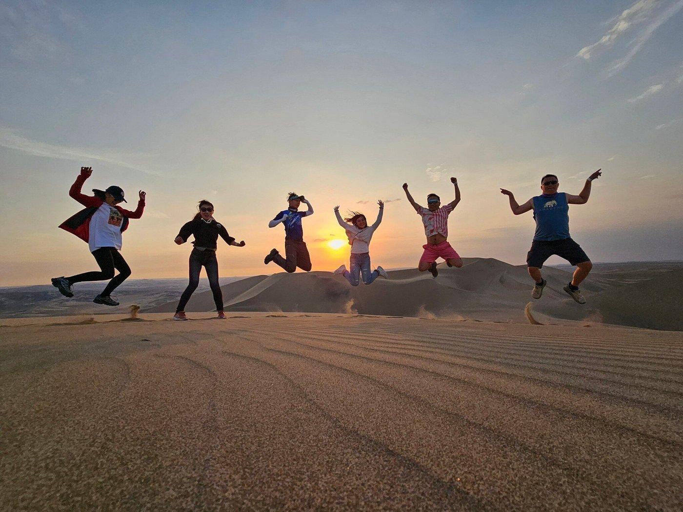 Aventura en Paracas y Huacachina: Islas, Dunas y Puesta de Sol en el Desierto