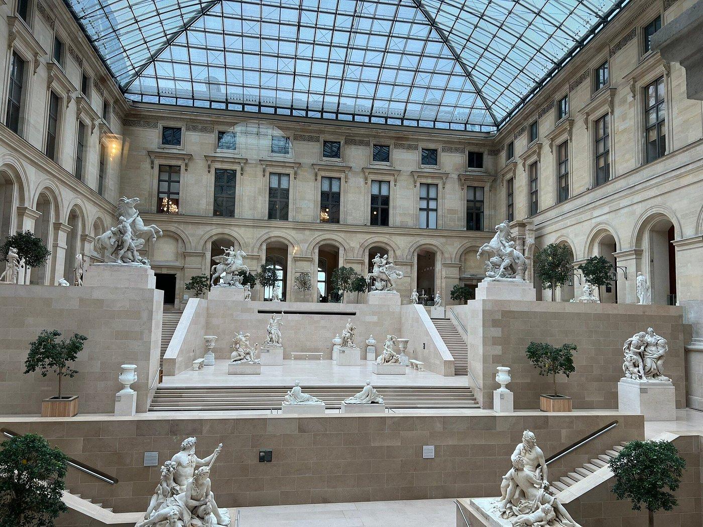 Louvre Semi-Private Tour with Entry Tickets – Max 6 Guests