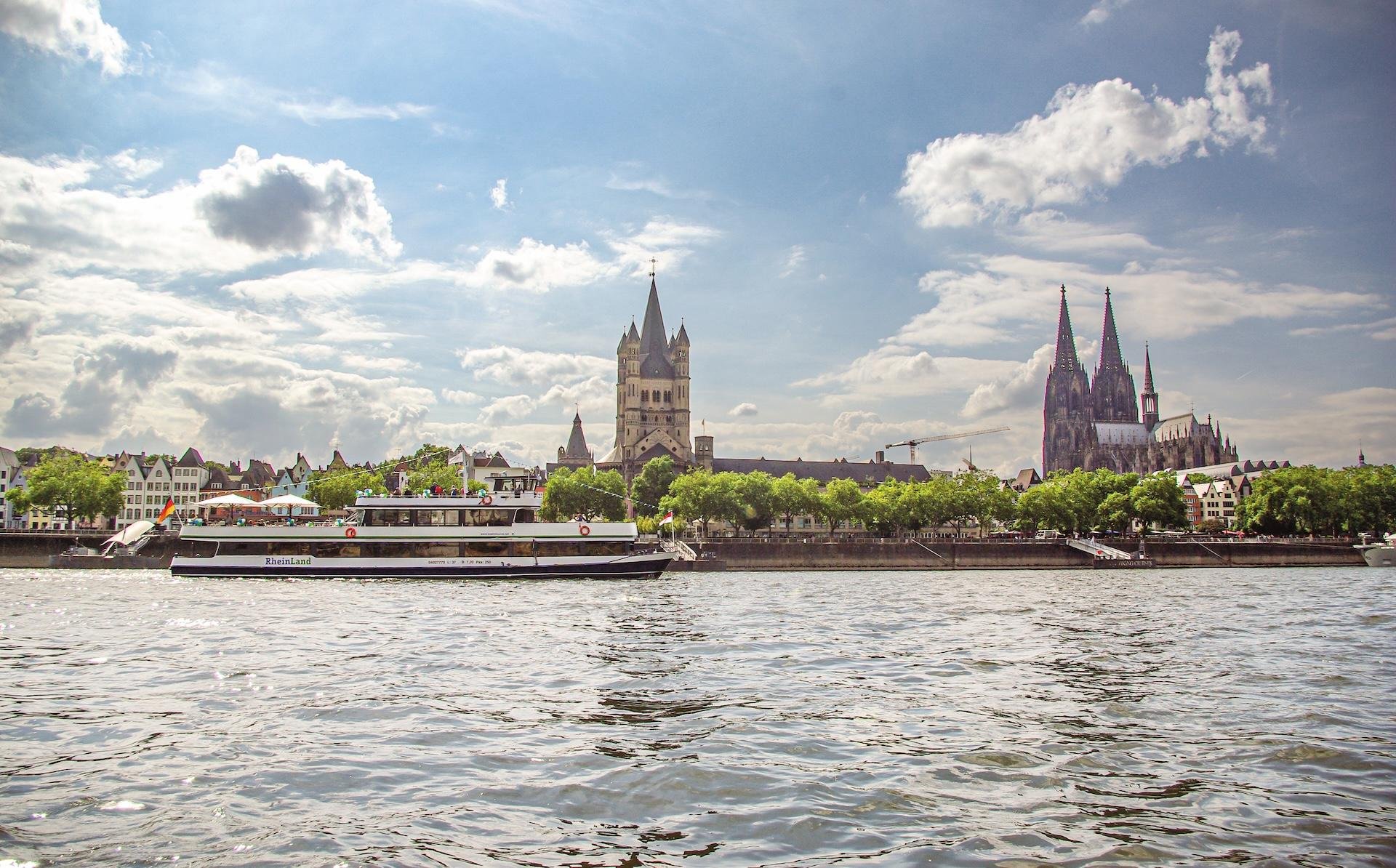 Köln 1-stündige Rheinschifffahrt Kölner Dom vom Wasser