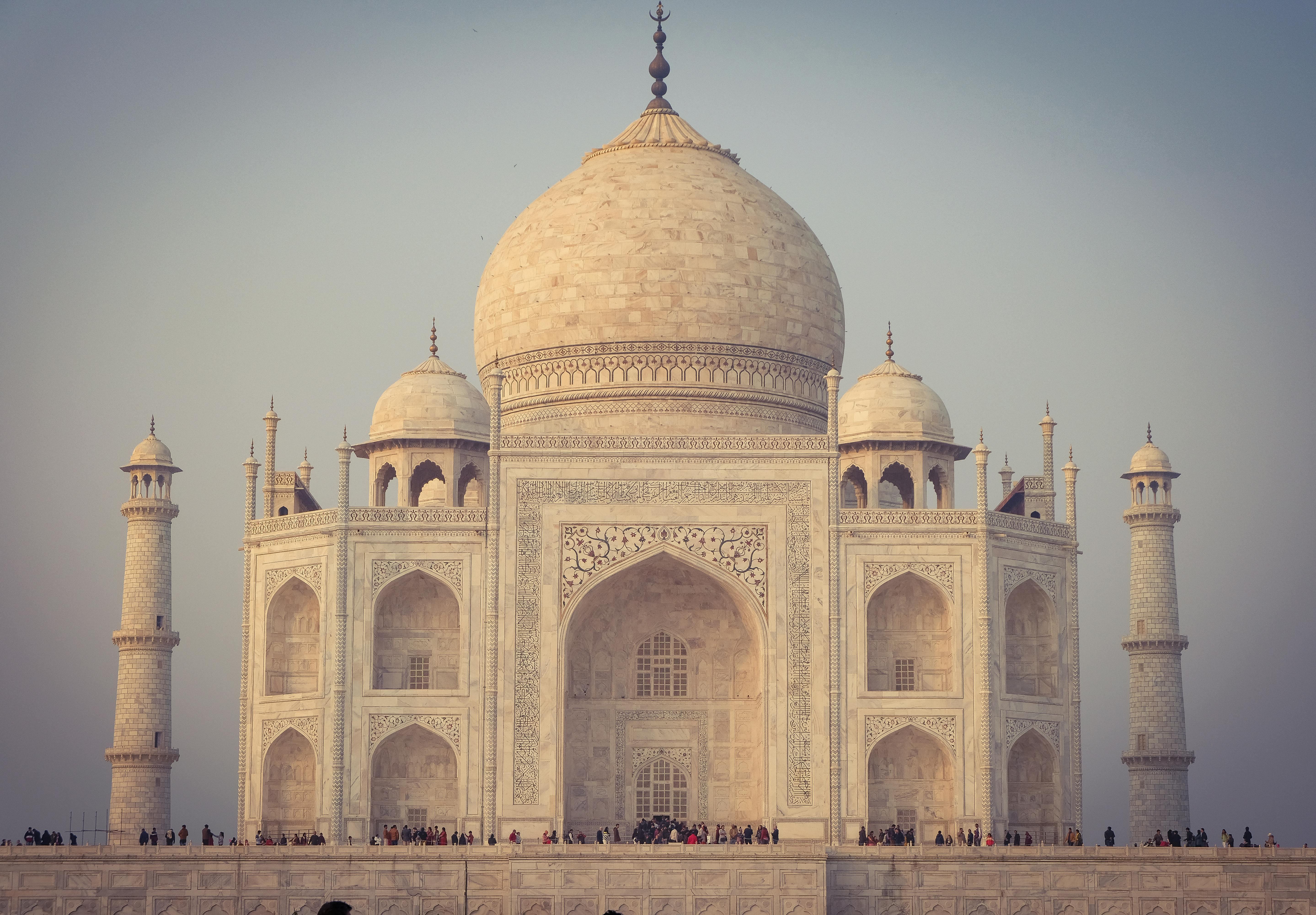 Taj Mahal Guided Tour with Traditional Saree or Kurta Experience