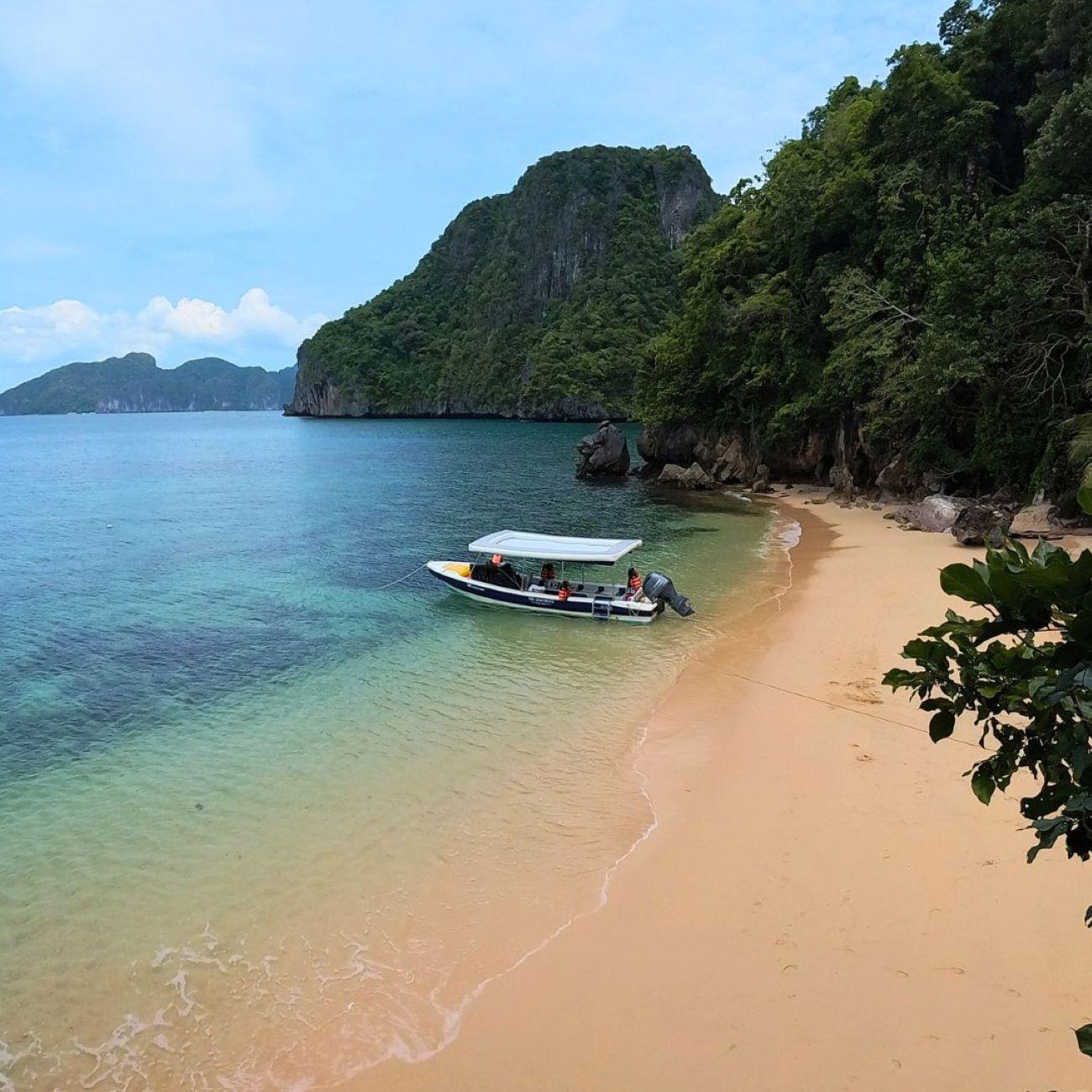El Nido Island Hopping Tour B: Snake Island & Bacuit Archipelago
