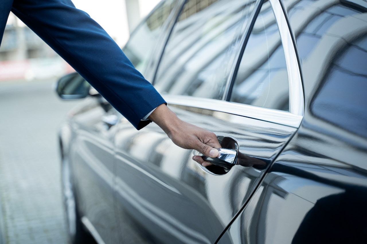 Private Airport Transfer: Lisbon Airport to Cascais