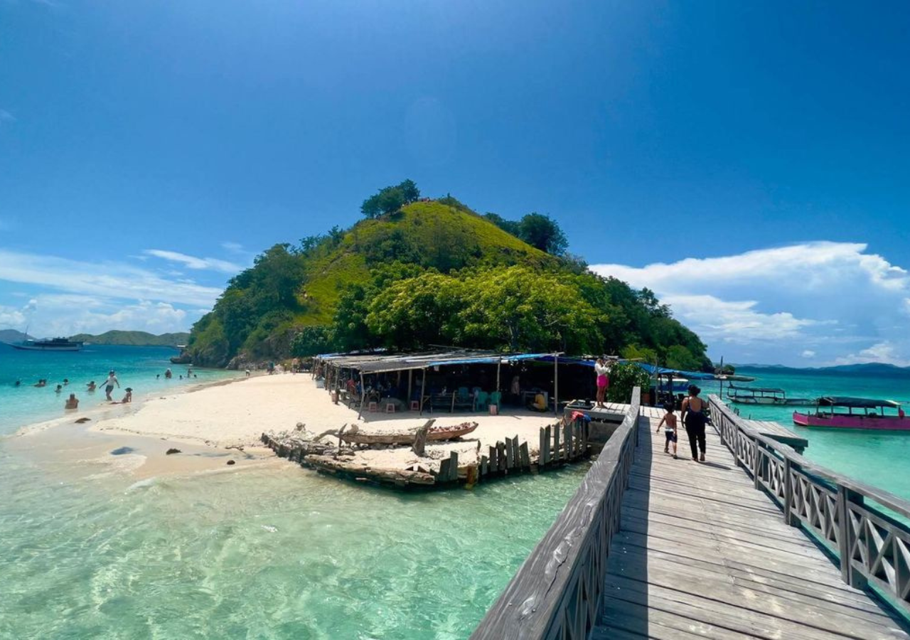 Komodo 4-Day Private Tour: Boat Stay, Padar Island & Pink Beach