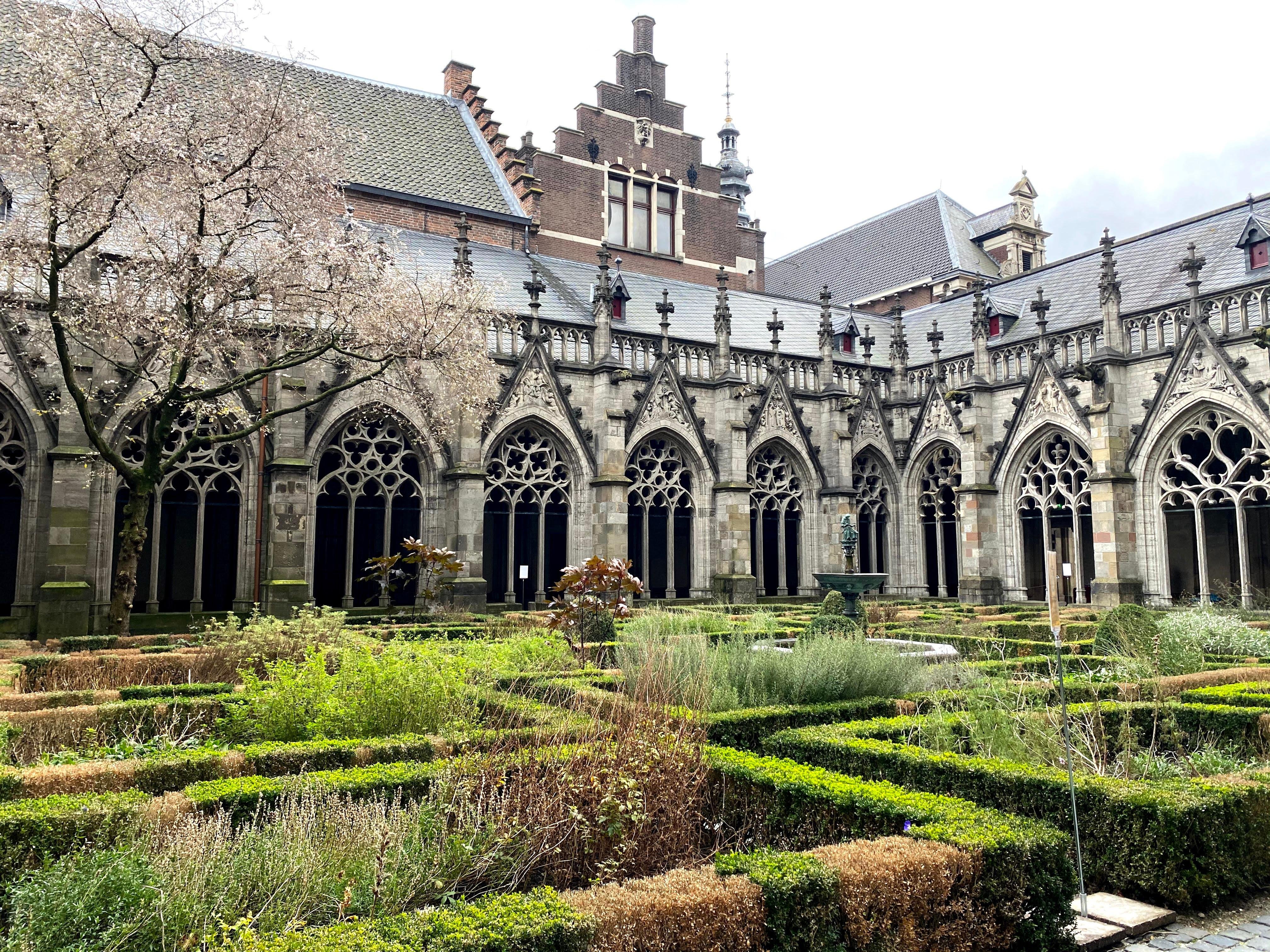 Utrecht Day Tour with Canal Cruise & Countryside Stops