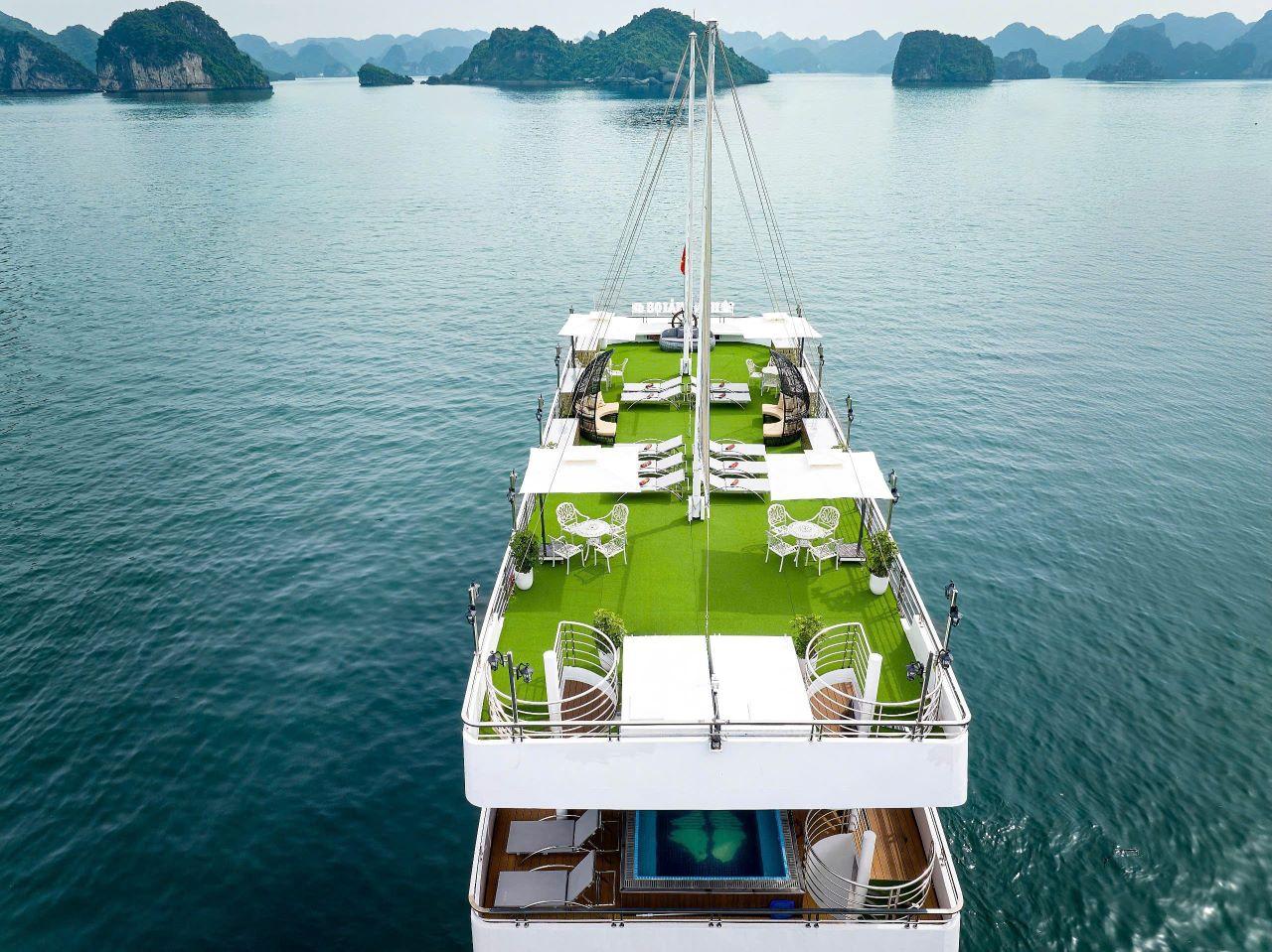 Ha Long Bay Day Trip from Hanoi: Luxury or Standard Cruise with Lunch