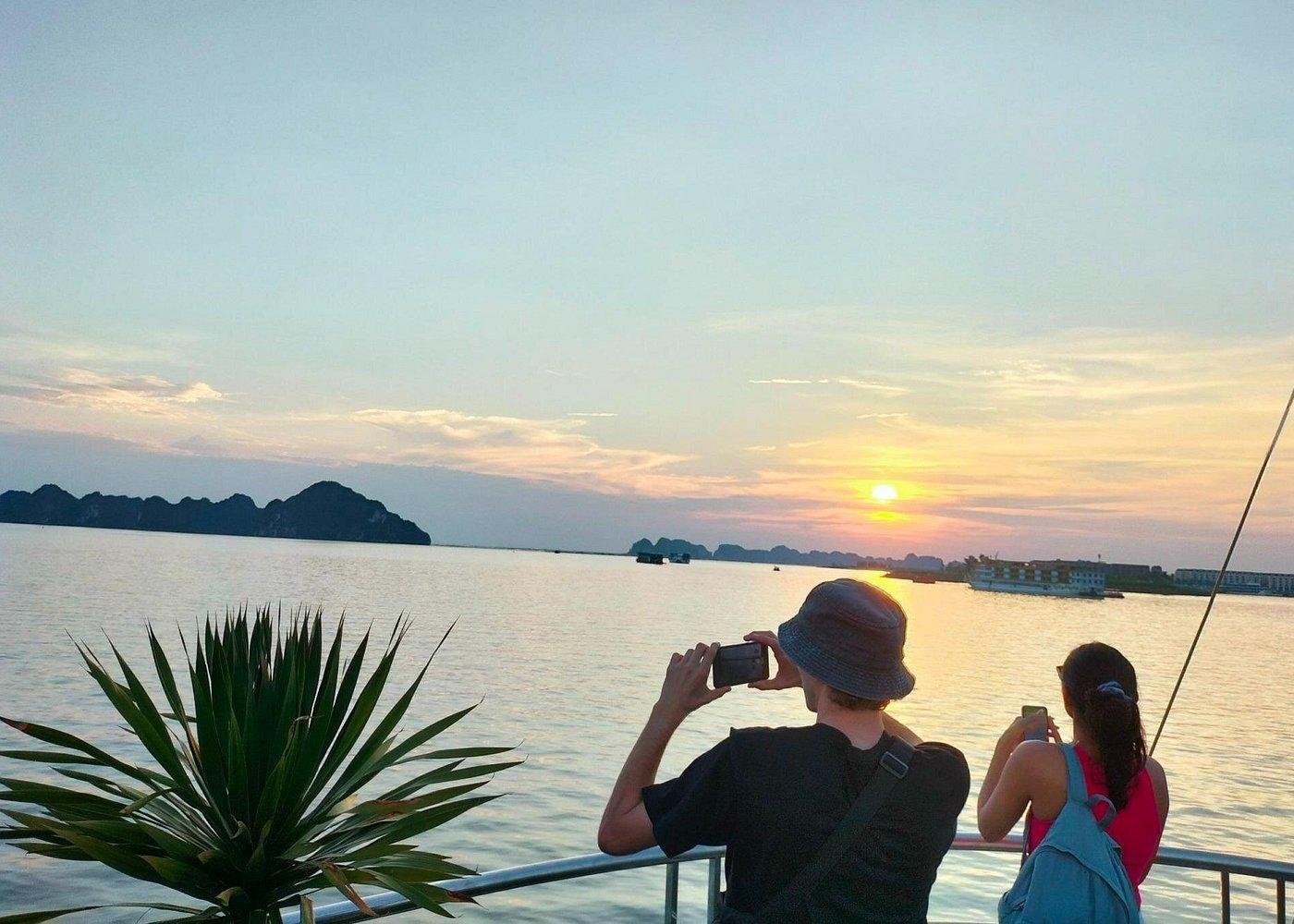 Private Ha Long Bay Luxury Cruise & Cave Tour from Hanoi