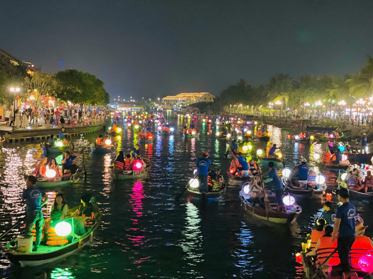 Private Lantern Boat Ride on Hoai River