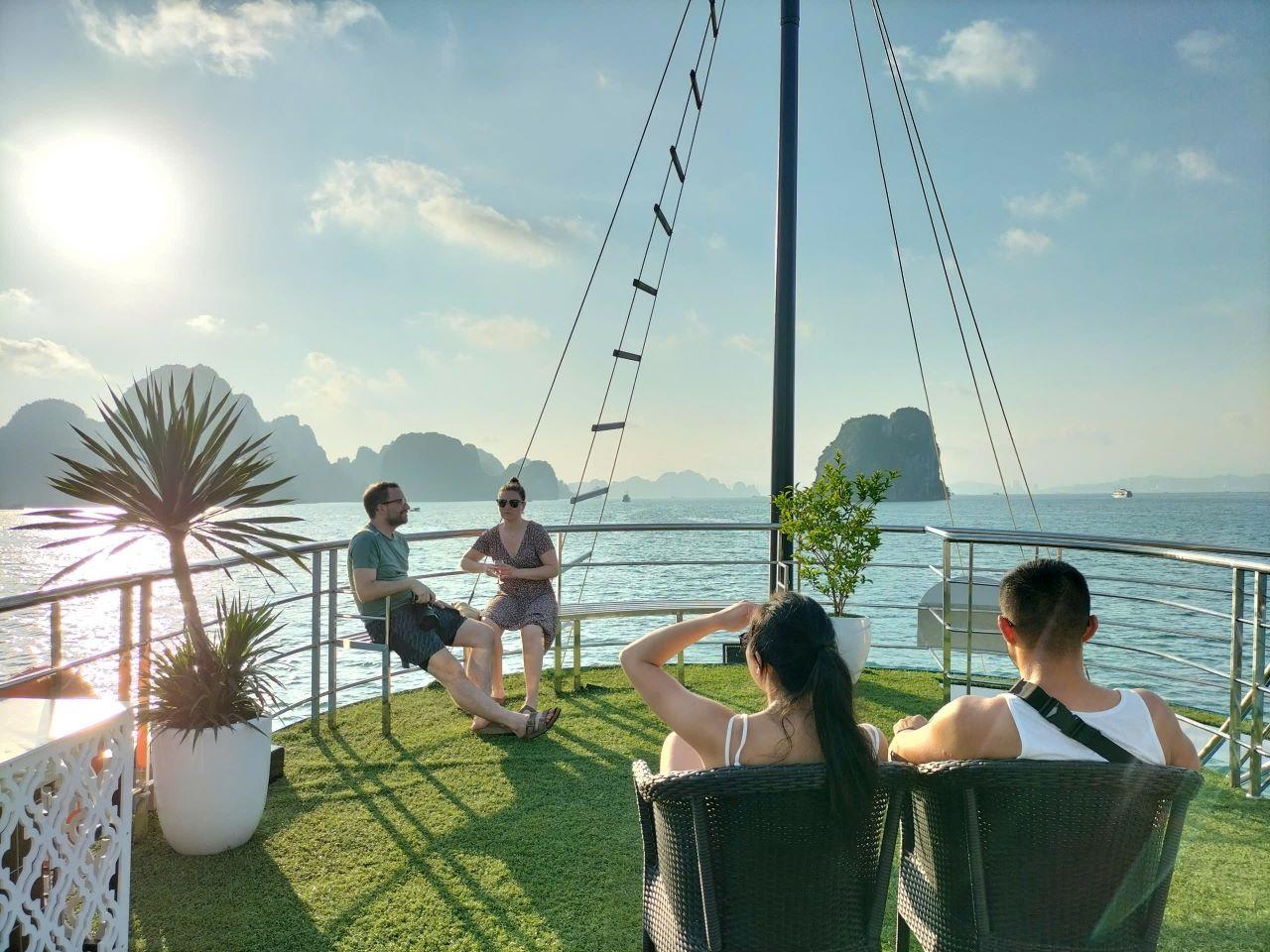 Ha Long Bay Day Trip from Hanoi: Luxury or Standard Cruise with Lunch