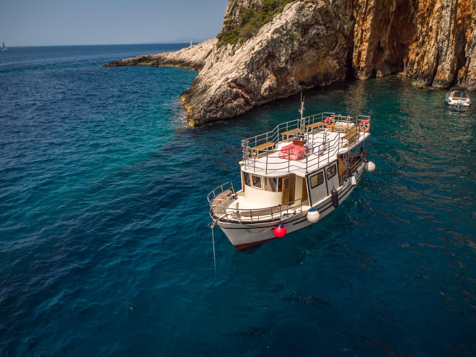 Hvar Coastal Boat Tour: Red Rocks, Dubovica & Pakleni Islands