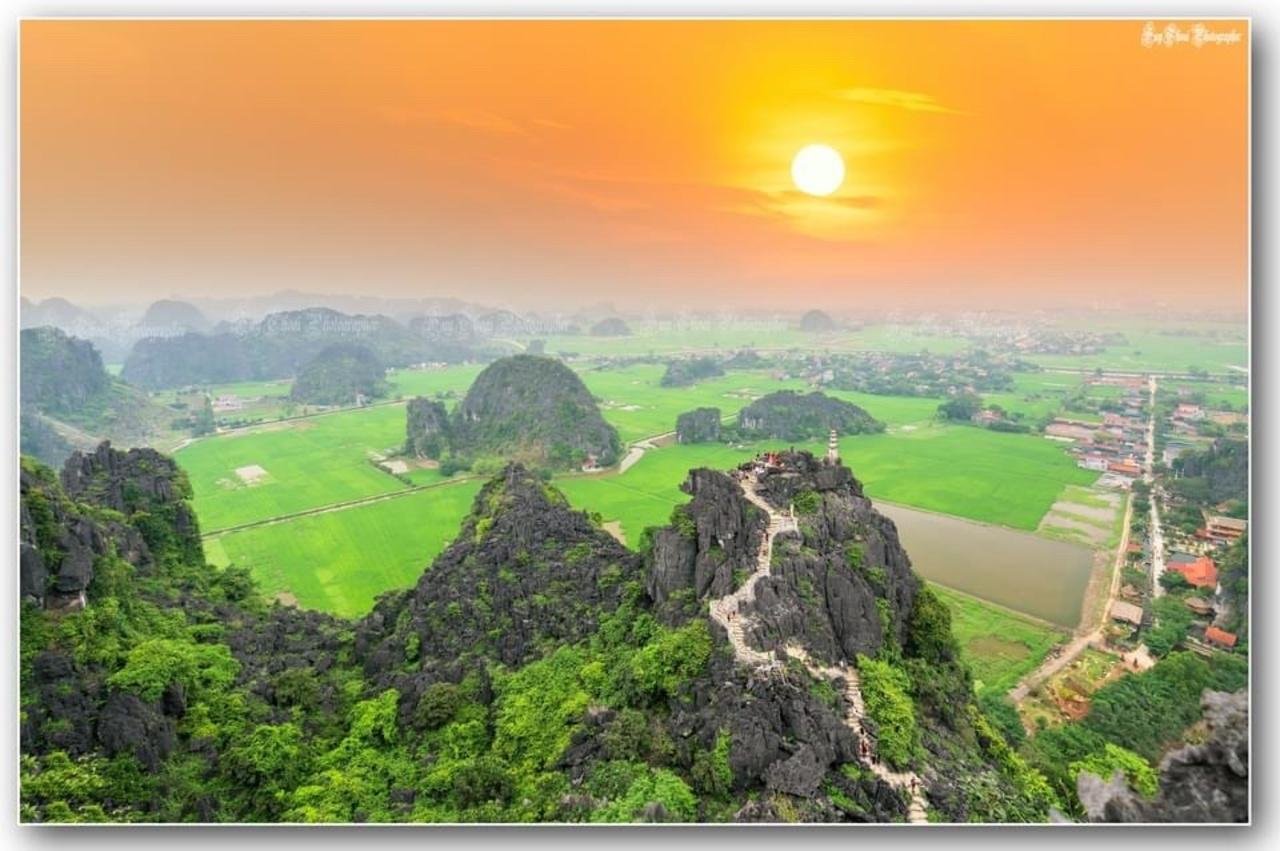 Hoa Lu, Mua Cave & Tam Coc or Trang An Day Tour from Hanoi