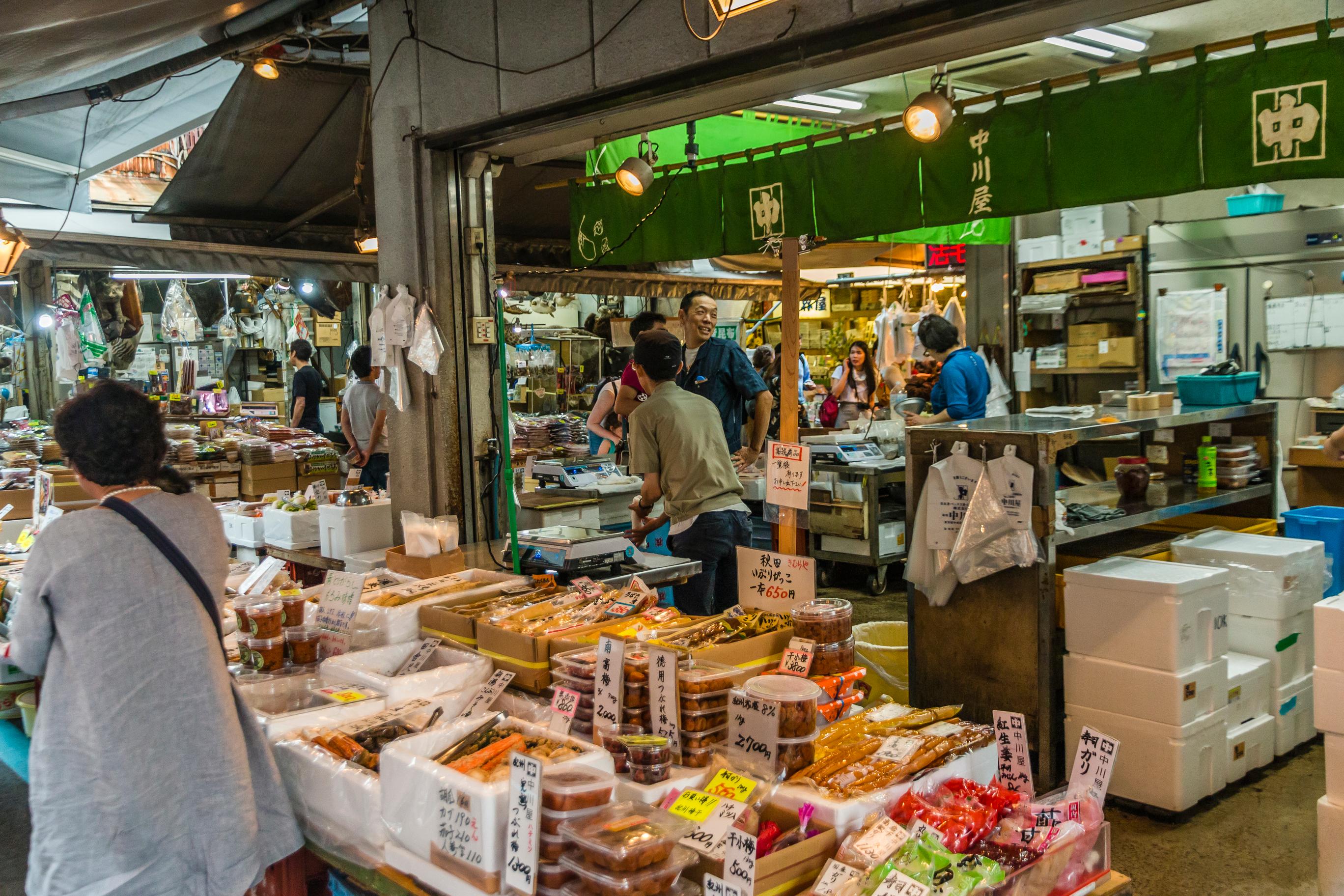 Tsukiji fish market tour — outer market stalls, street food and Tsukiji Hongwanji — image 28